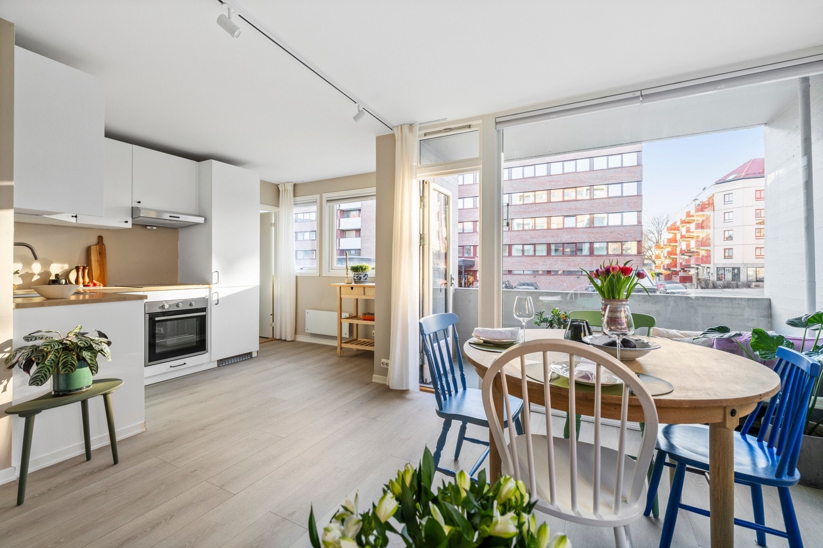 Store deilige vinduer slipper inn rikelig med lys. Galleribilde