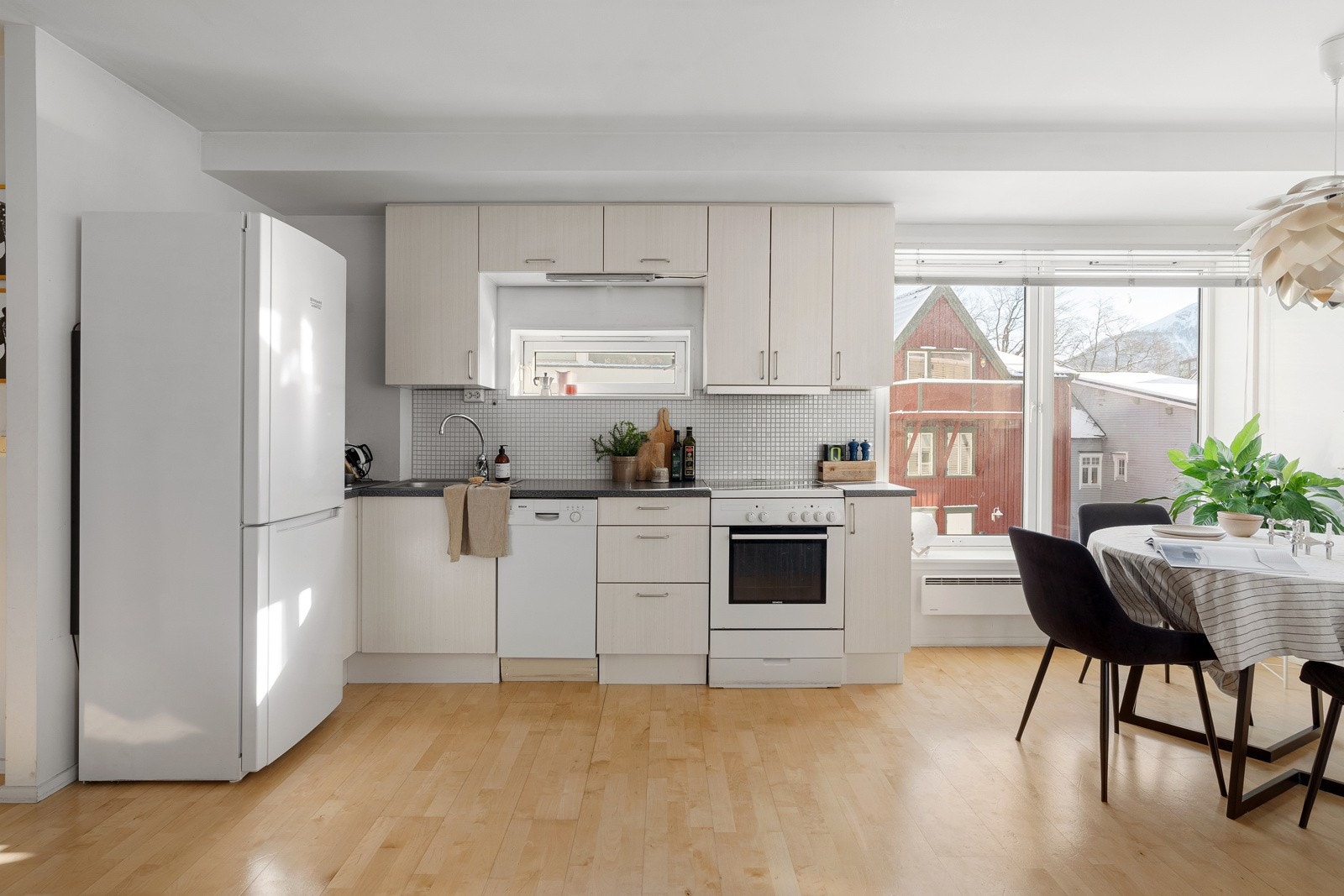 Åpen stue- og kjøkkenløsning. Galleribilde