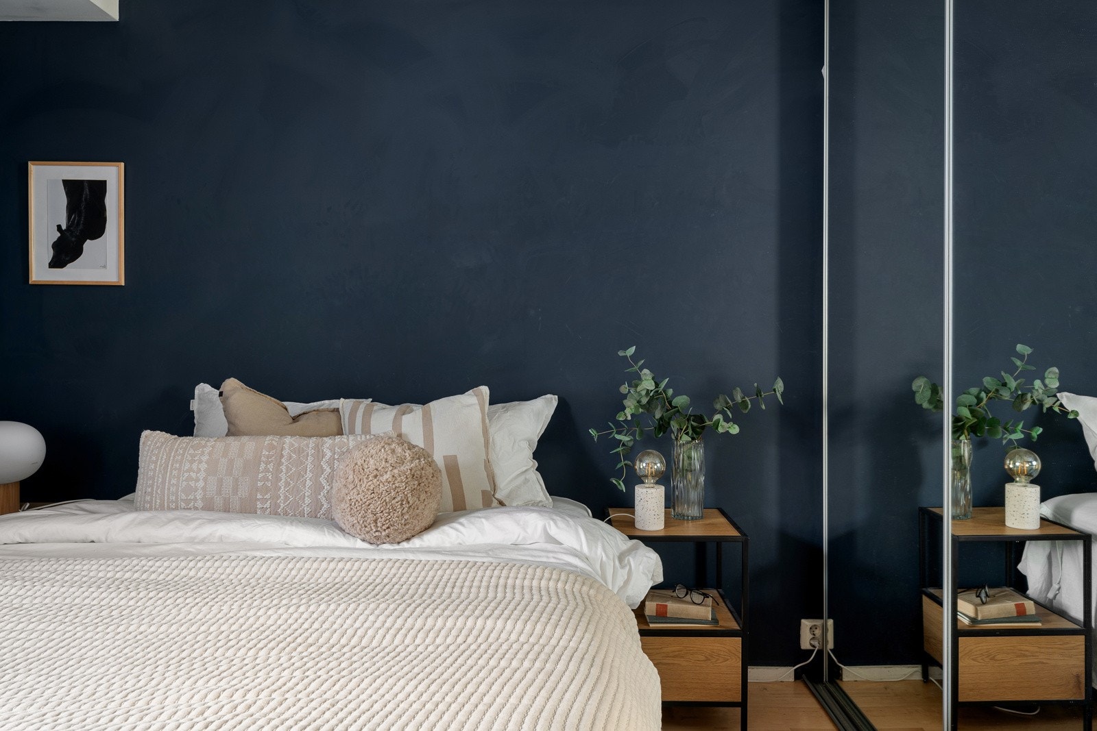 Soverommet inneholder blant annet skyvdørsgarderobe med god plass til oppbevaring. Galleribilde