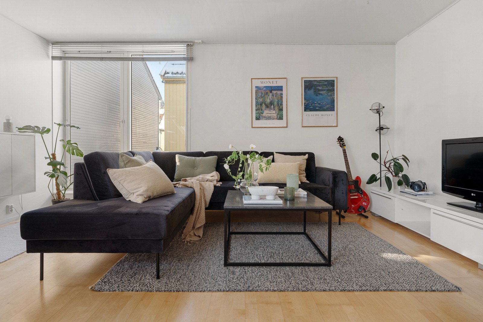 Stuen fremstår både lun og luftig, med store vindusflater som lar dagslyset strømme inn. Galleribilde