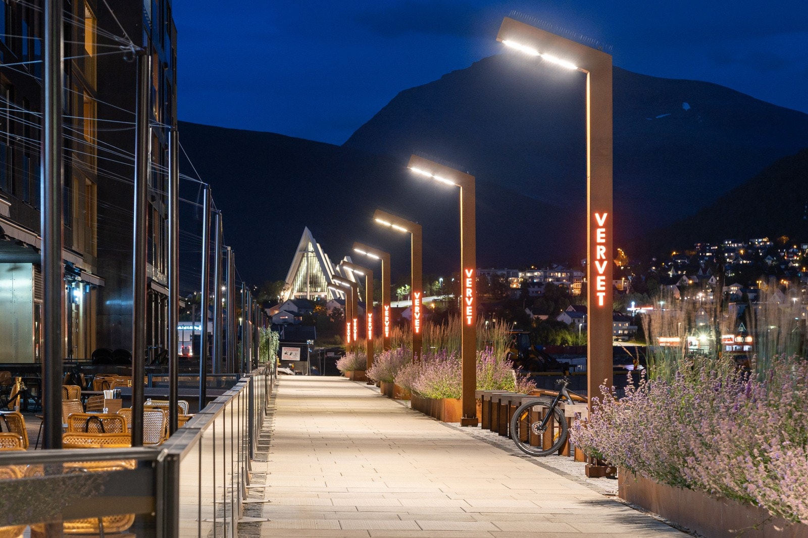 Den nye og populære bydelen Vervet med restauranter og rekreasjonsområder, ligger kort gåavstand fra leiligheten. Galleribilde