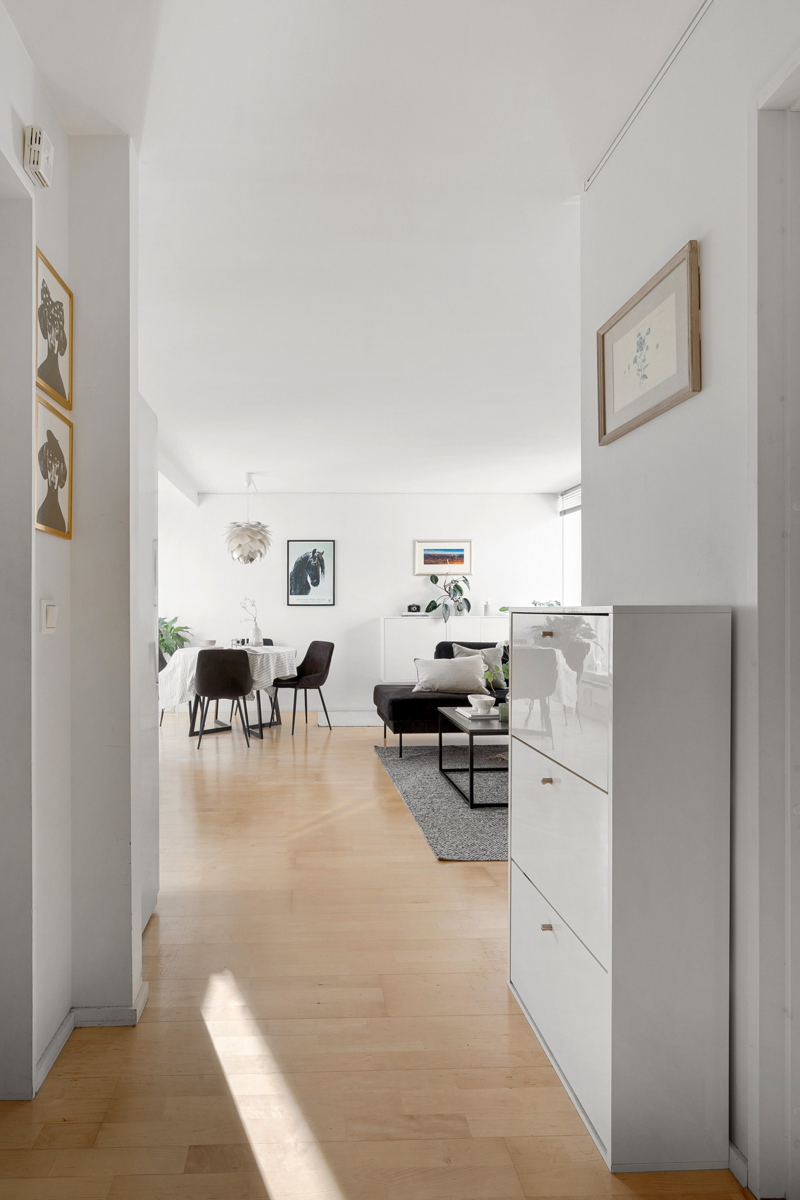 Leiligheten byr på lyse fargevalg og en fin standard. Galleribilde