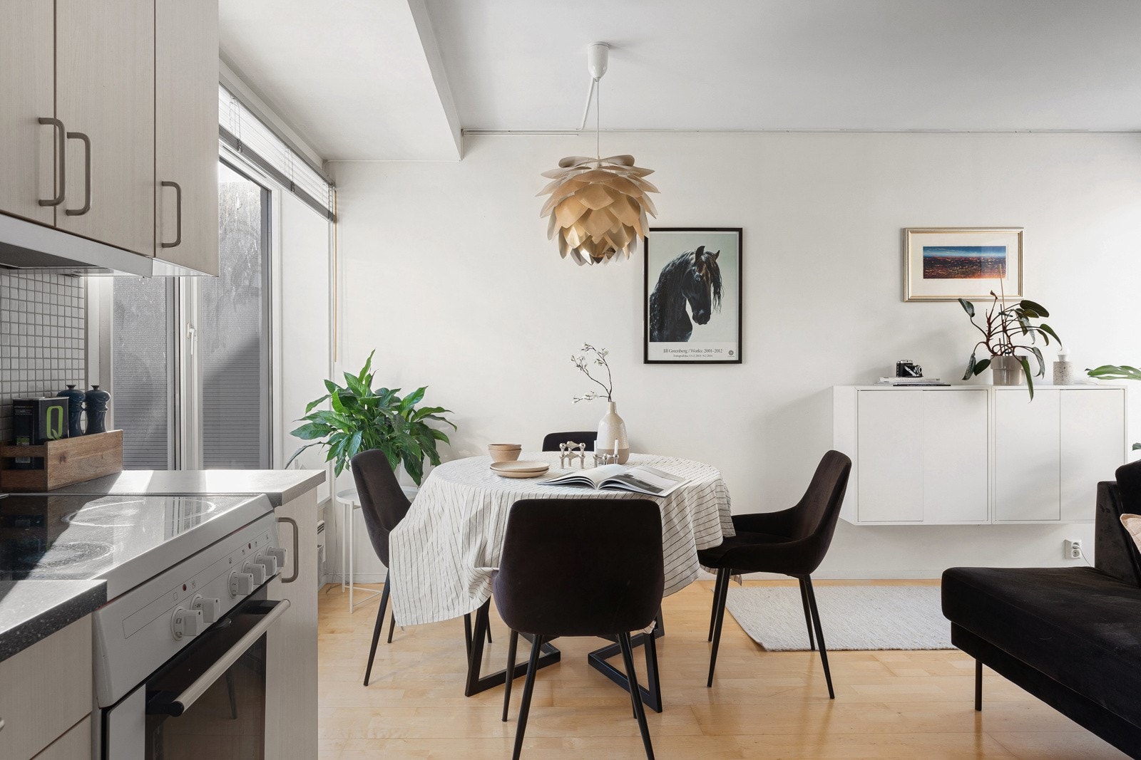 Plass til et koselig spisebord, som en naturlig avdeling mellom stue og kjøkken. Galleribilde