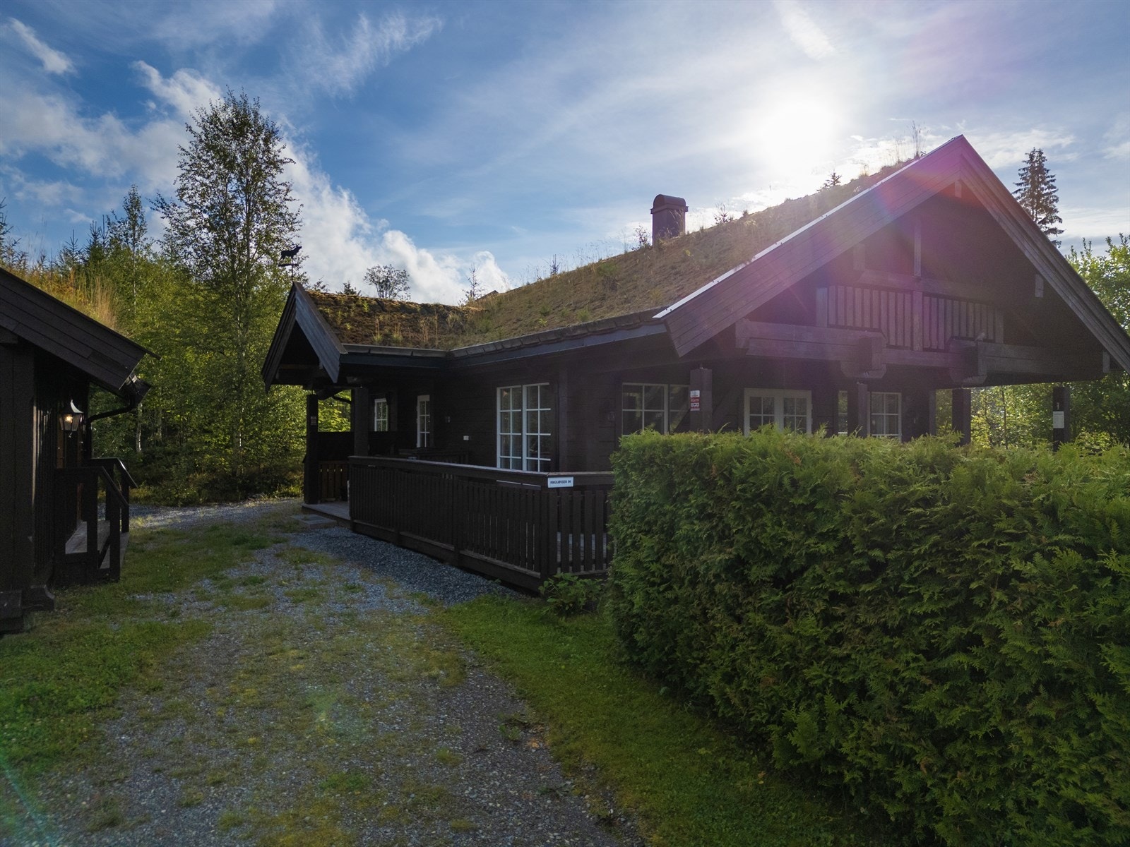 Gruset gårdsplass. Galleribilde