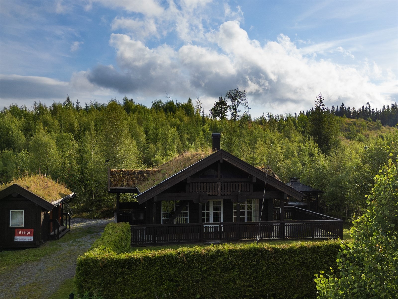 Romslig veranda hvor man kan nyte frisk luft og lange sommer-/ høstkvelder. Galleribilde