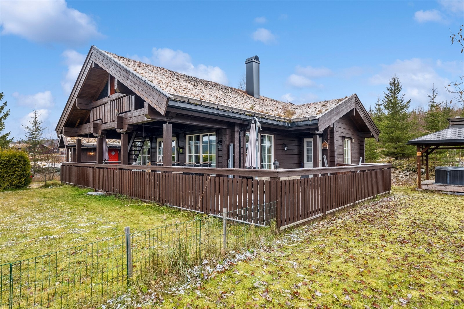 Stor terrasse hvor man kan nyte solrike dager. Galleribilde