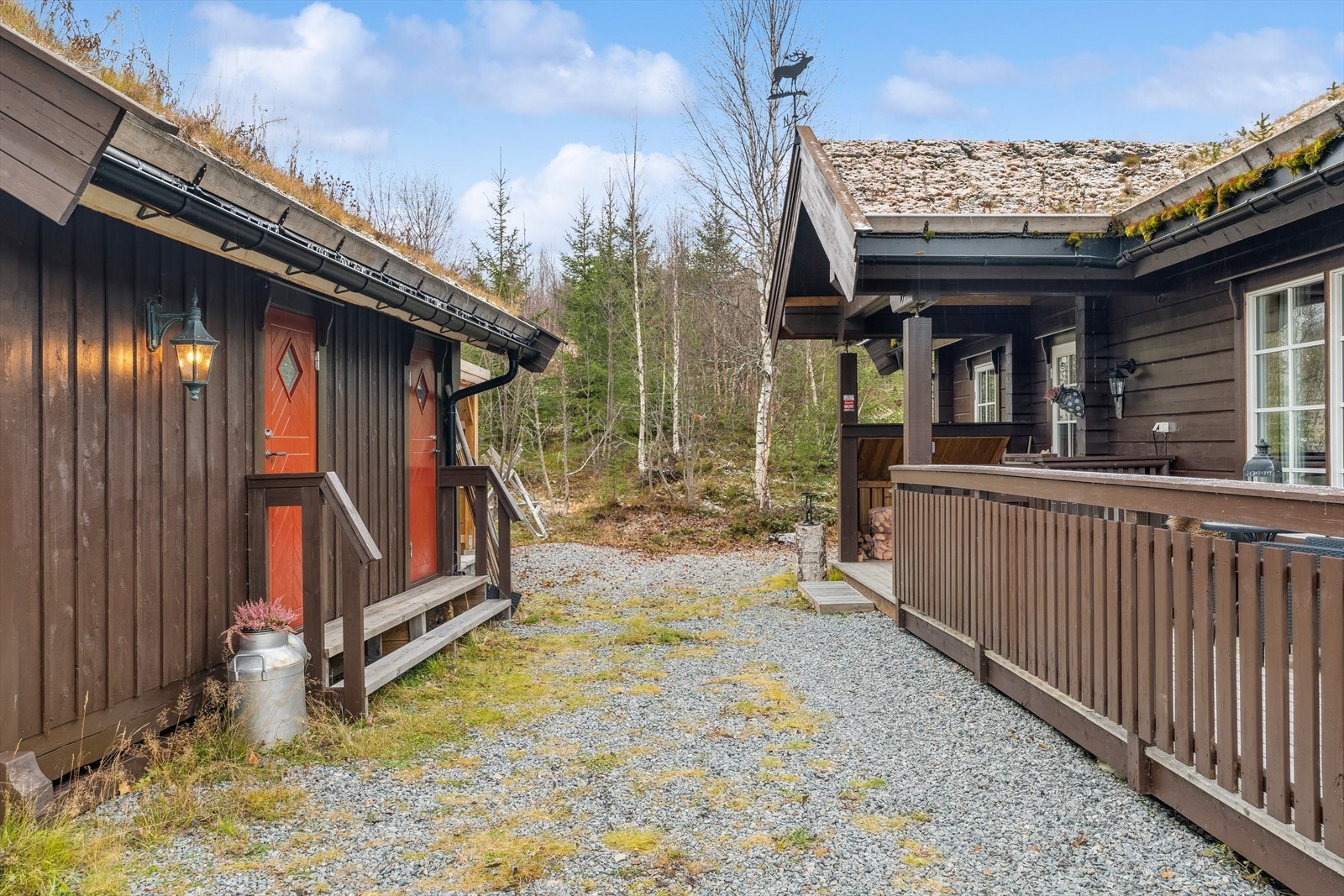 Uthus/anneks ved hytte. Galleribilde