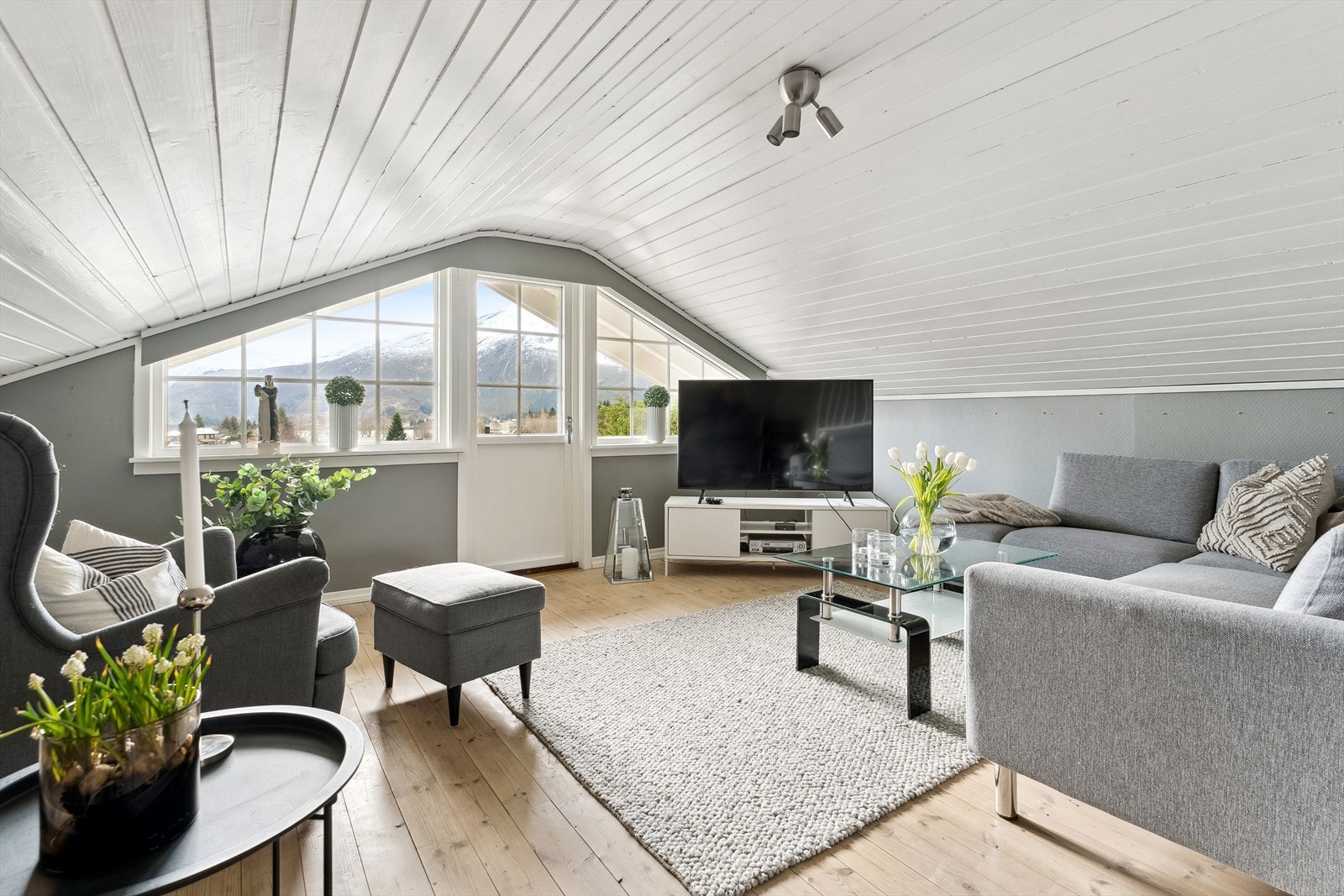 Koselig loftstue med utgang til veranda Galleribilde