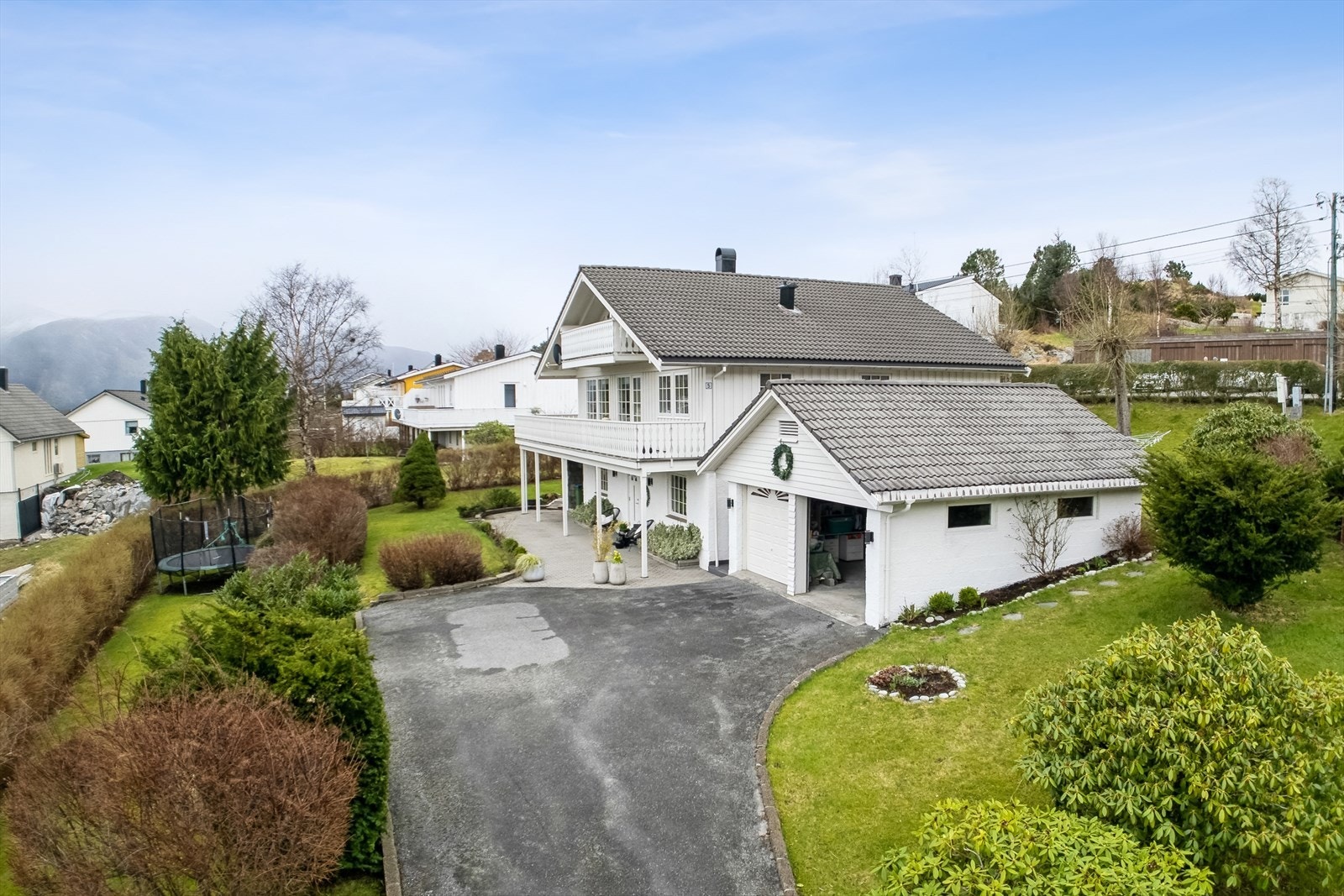 En innholdsrik og velholdt enebolig med dobbelgarasje. Galleribilde