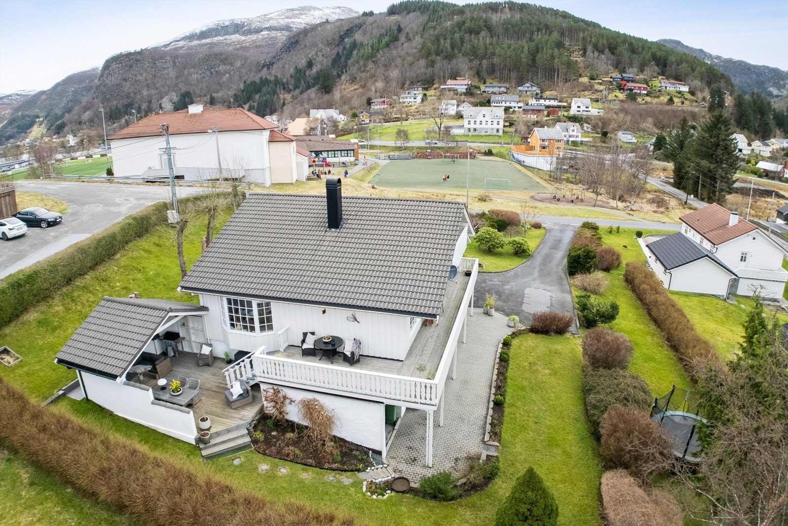 Attraktiv og barnevennlig beliggenhet med gangavstand til skole, barnehage, idrettspark, golfbane og turstier. Galleribilde
