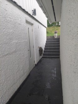 Flislagt passasje mellom hus/ vaskerom og garasje Galleribilde
