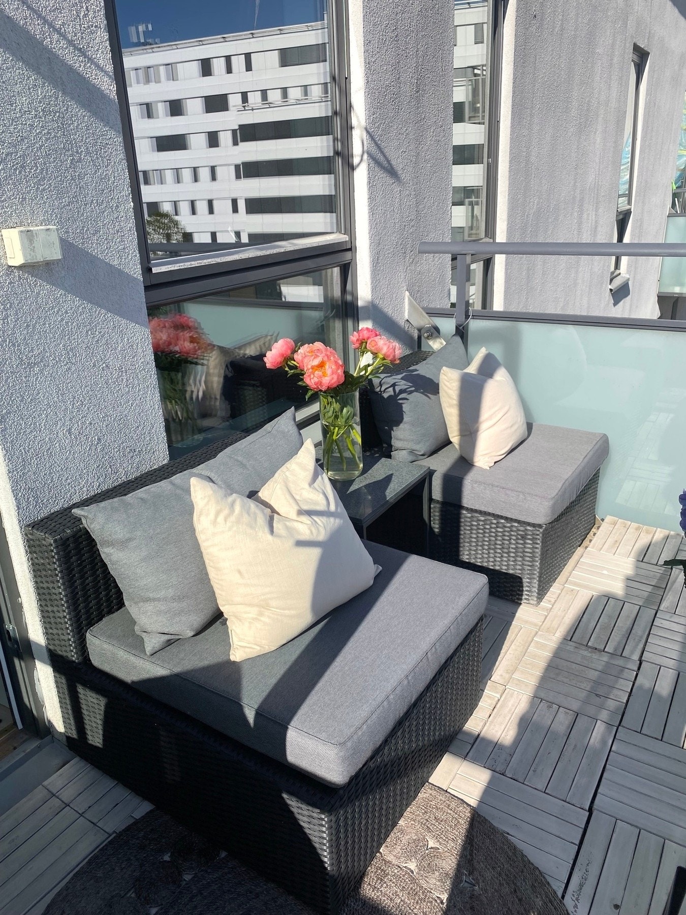 Her kan morgen og formiddagssolen nytes på sommertid, mens takterrassen på andre siden har sol resten av dagen. Galleribilde