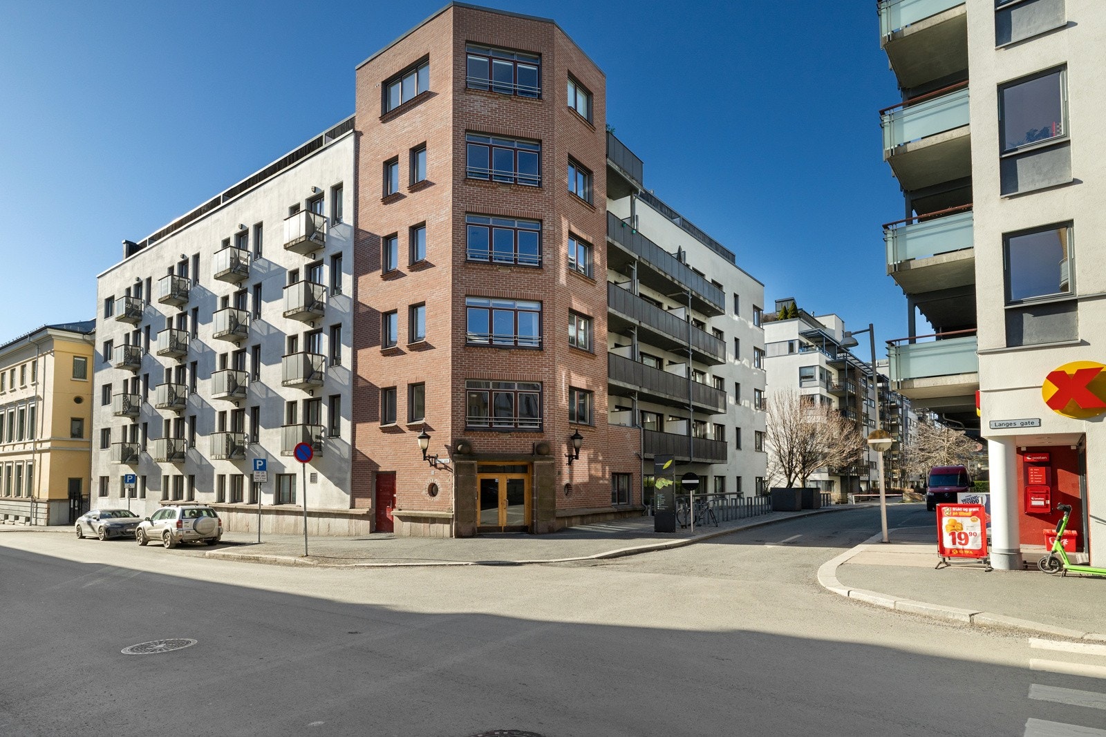 Dagligvarehandelen kan gjøres ved bl.a. Coop Extra som ligger på andre siden av gaten fra boligen. Galleribilde