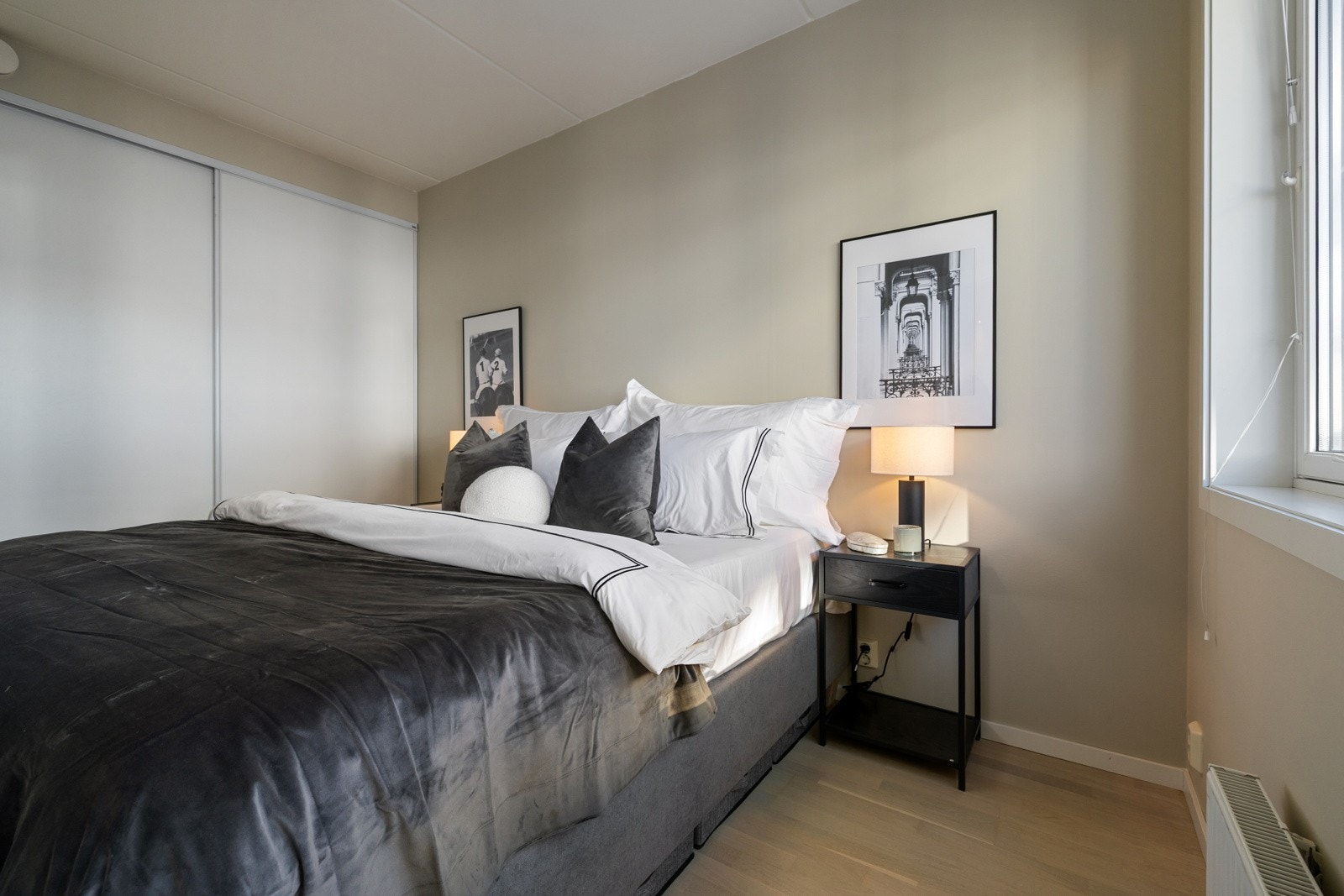 Lyst og koselig soverom som har god plass til dobbeltseng og garderobeskap ved siden av sengen. Galleribilde