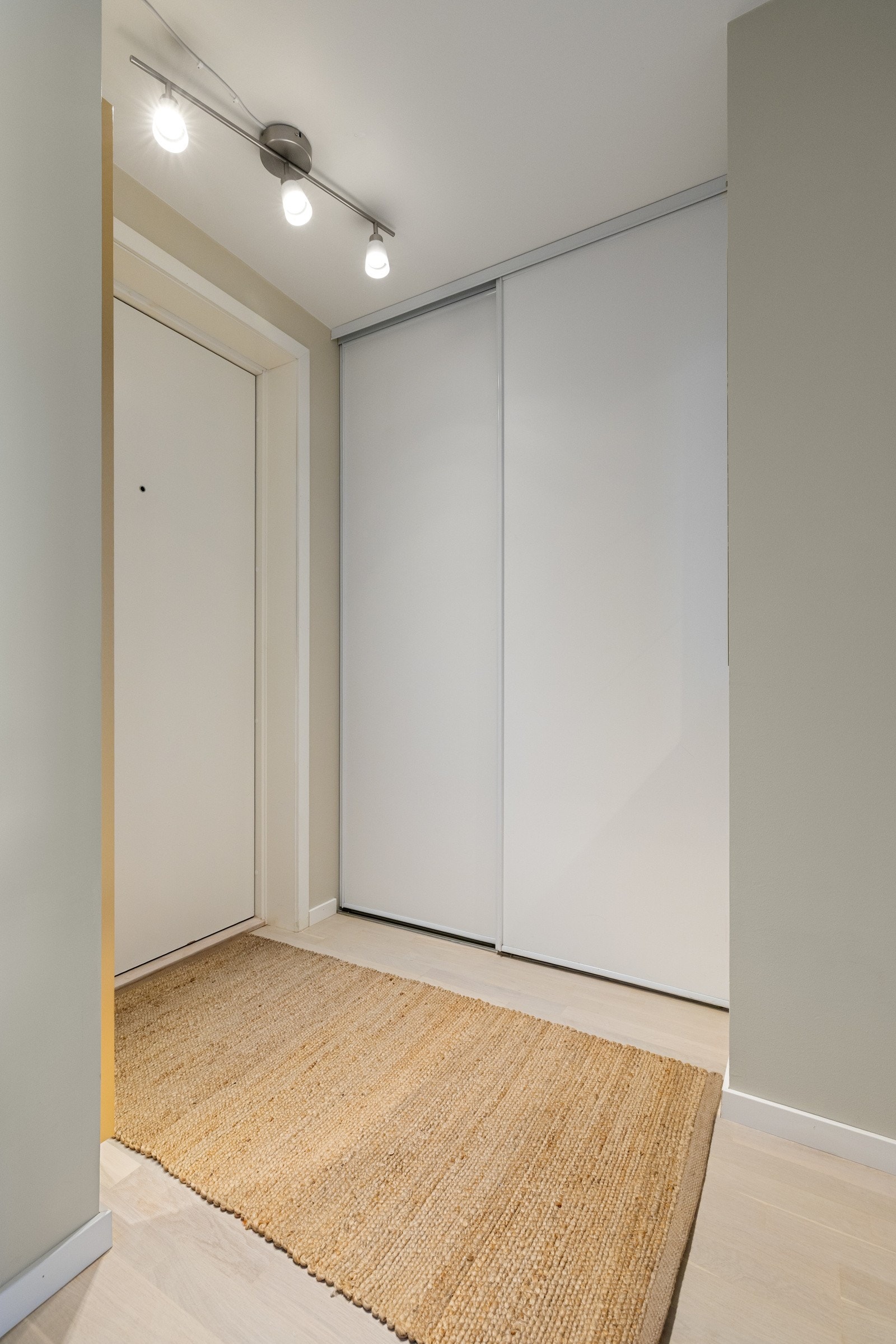 Entreen gir et god førsteinntrykk av leiligheten. Det er dørcalling i entré. Galleribilde