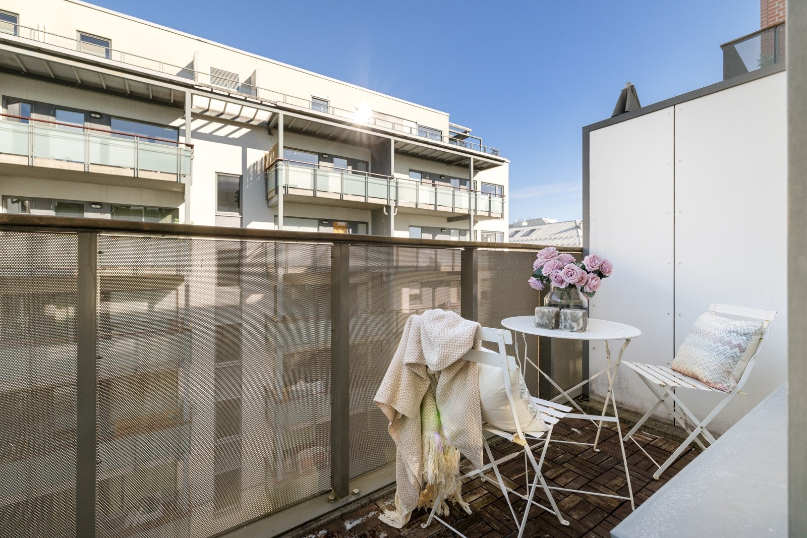 Det er ingen overhengende balkong, noe som gir bedre lys både på balkongen og inn i leiligheten. Galleribilde