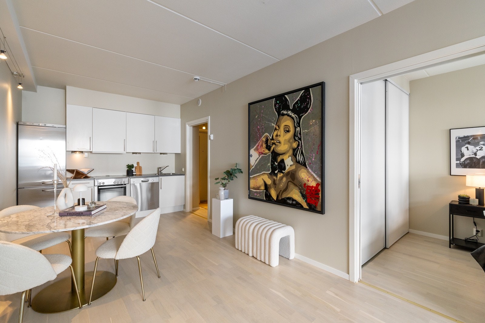 Videre er gulvet og dørstokklister slipt og lakket med ultrahvit pigment, som gir rommet et lyst og moderne uttrykk. Galleribilde