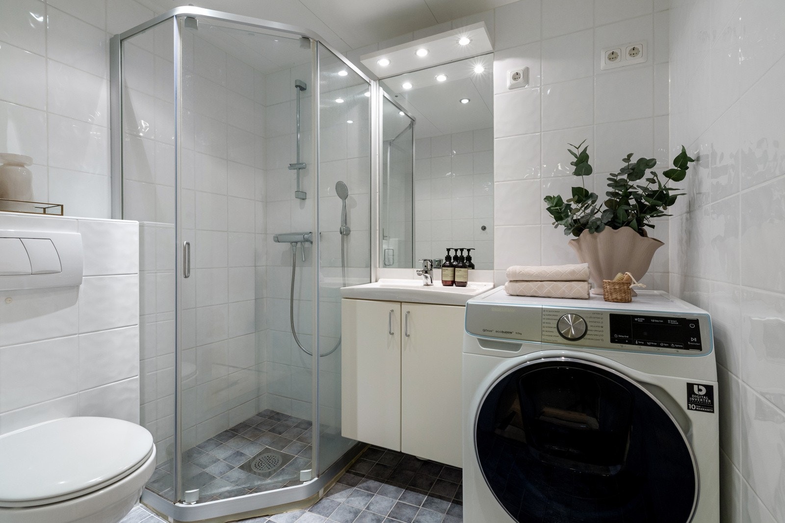 Flott bad fra byggeåret 2006 med flislagte gulv og vegger samt takplater i stål. Galleribilde