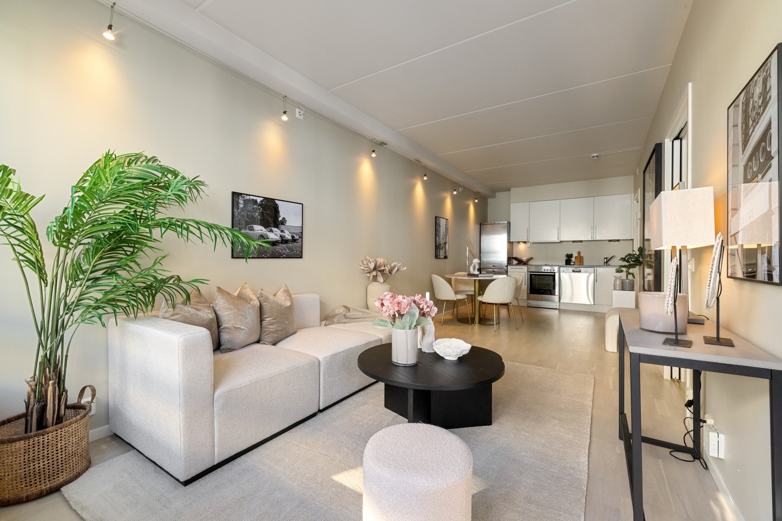 Leiligheten ble oppusset i 2025 med maling av vegger, sliping av gulv og garderobeskap, samt nye lister. Galleribilde