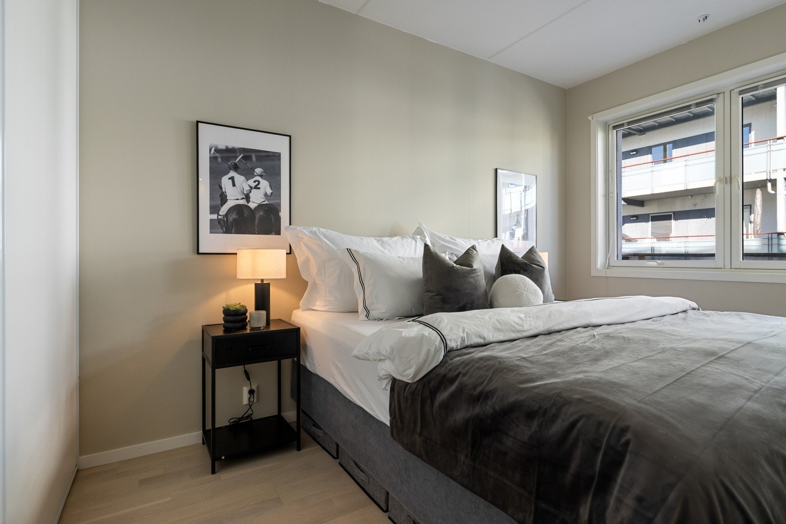 Soverommet har et stor og fint vindu som slipper godt med lys inn. Galleribilde