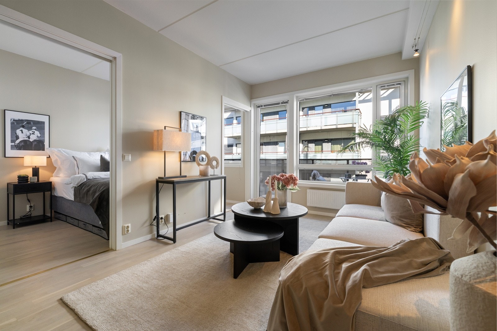 Stuen byr på gode møbleringsmuligheter av sofagruppe og tv-benk. Galleribilde