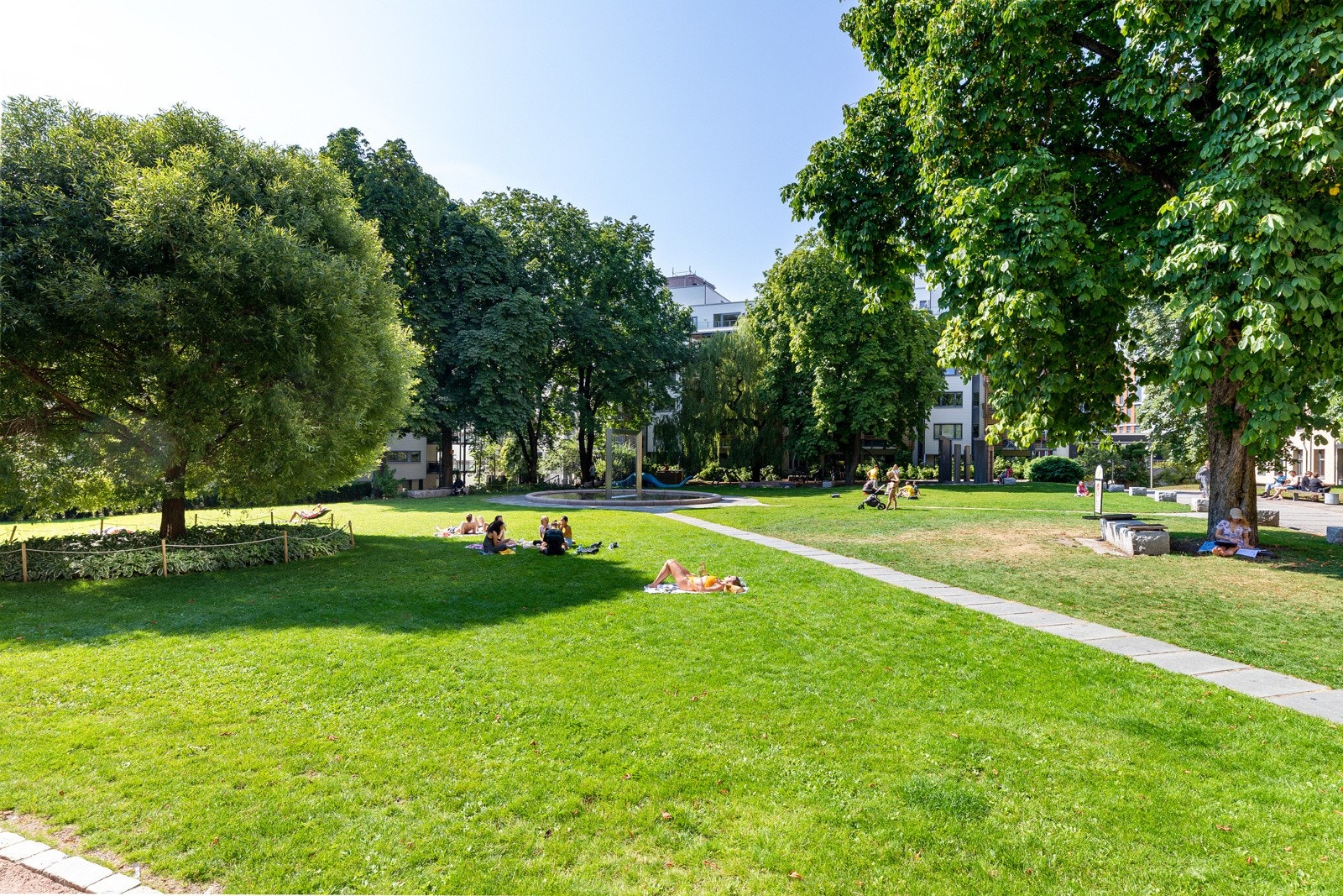 Det er flere flotte parker i området som f.eks. St. Hanshaugen og Stensparken samt fine turmuligheter langs Akerselva. Galleribilde