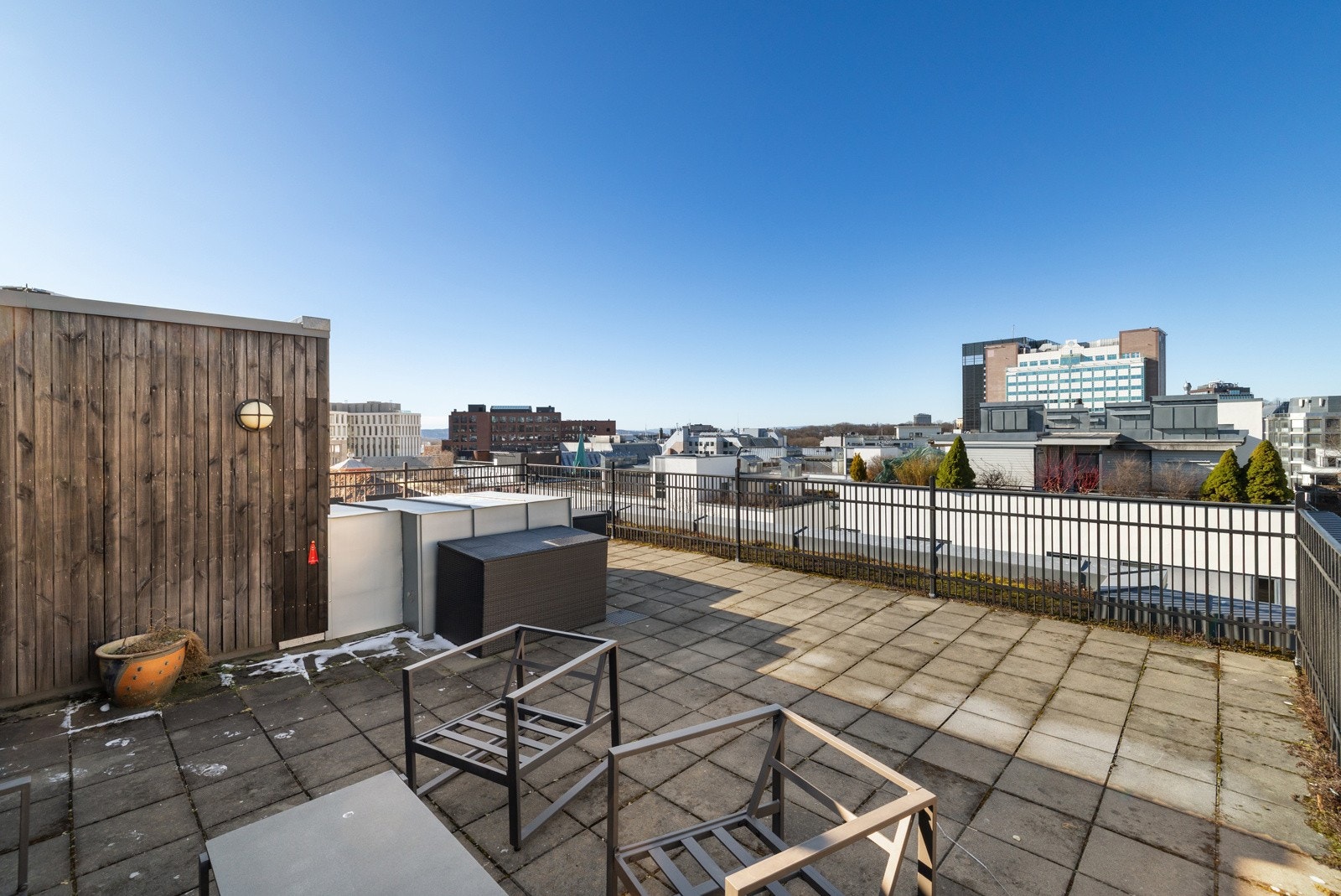 Nydelig utsikt over byen fra fellesterrassen. Galleribilde