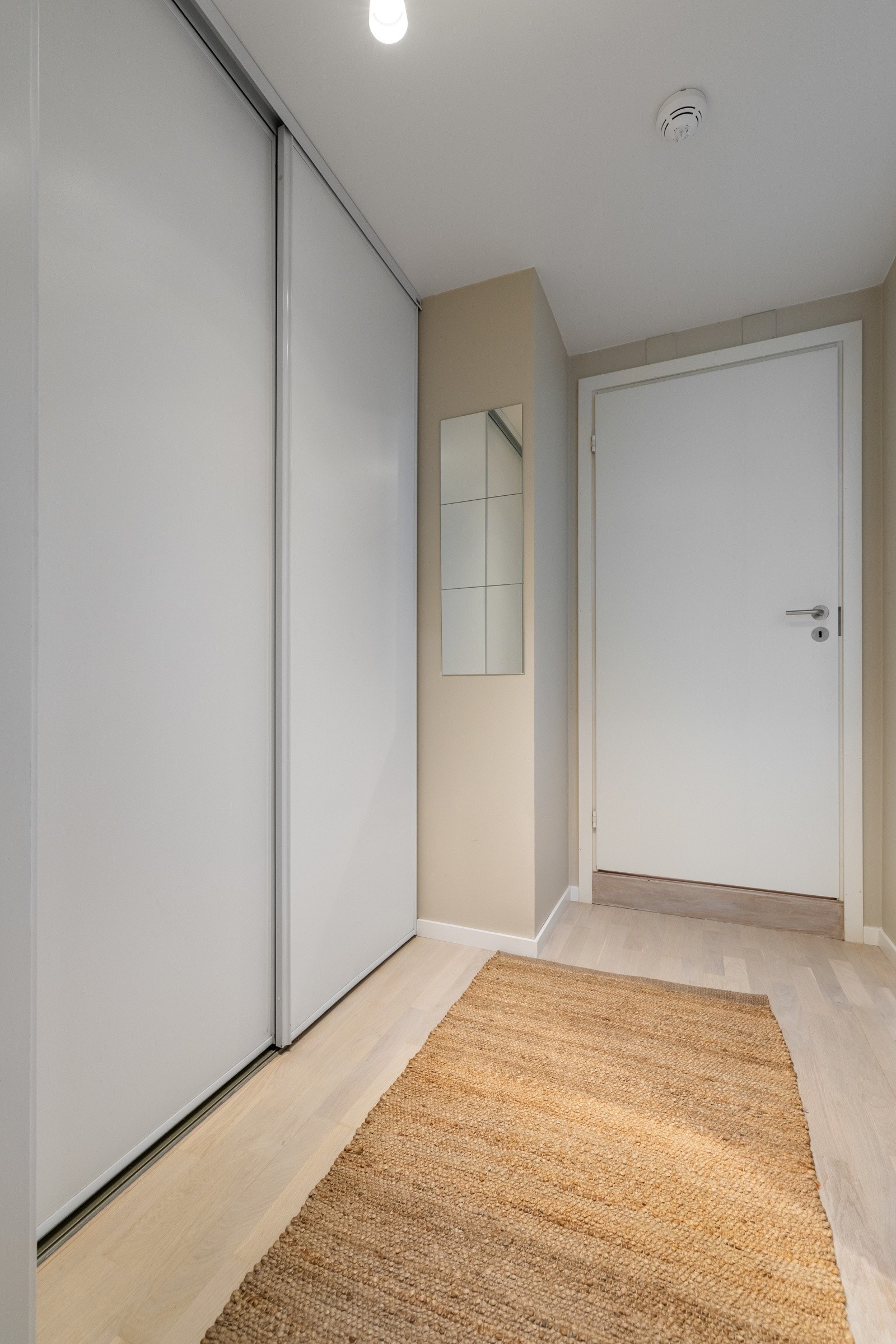 Innbydende entré med gode oppbevaringsmuligheter av yttertøy og sko. Galleribilde