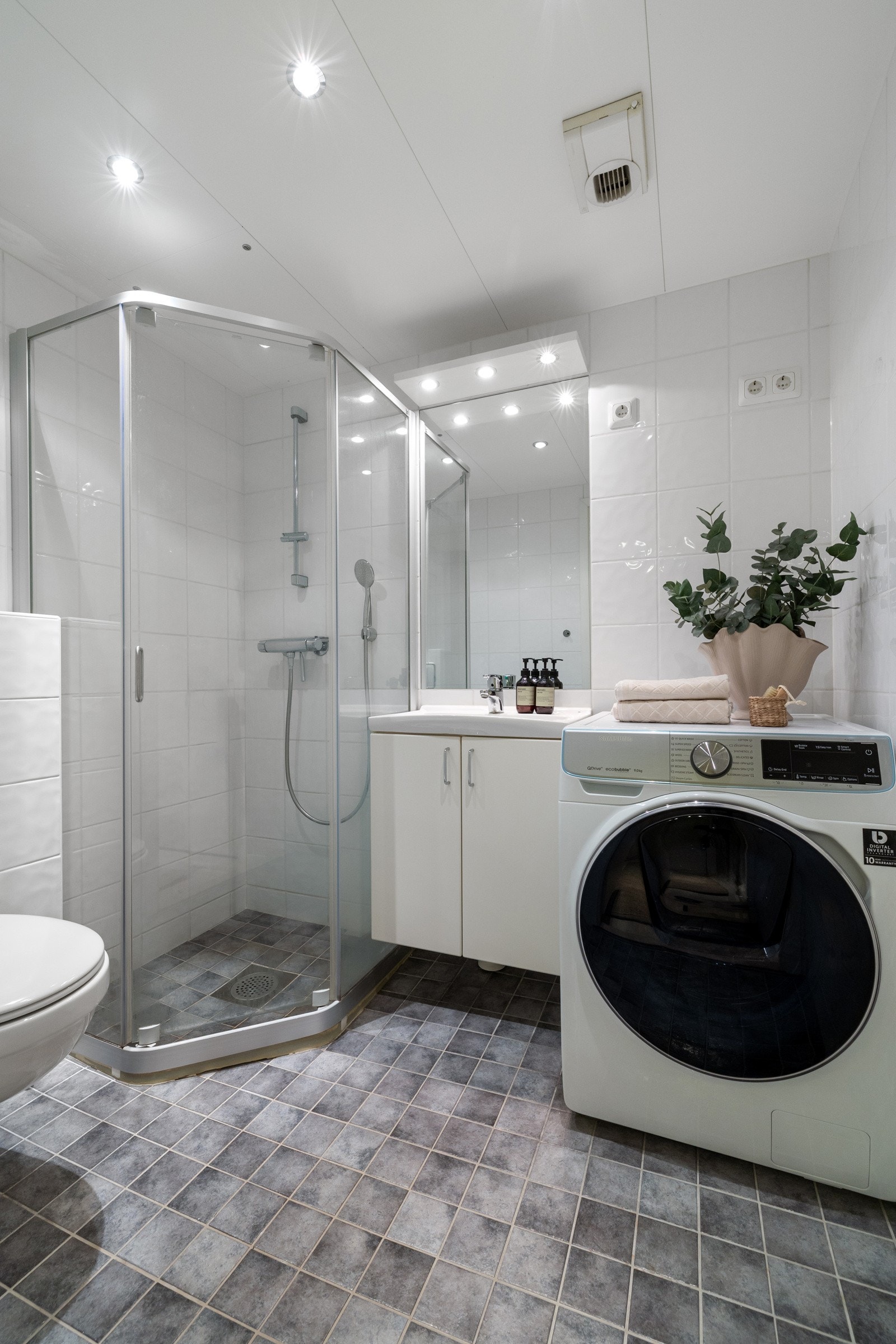 Badet er utstyrt med spotbelysning i tak, varmekabler i gulv og avtrekk via sentralt ventilasjonsanlegg. Galleribilde