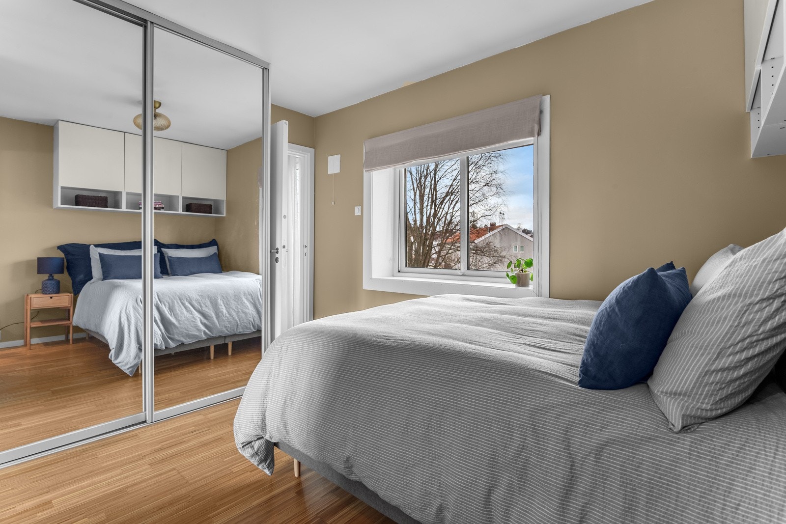 Romslig soverom med plass til dobbeltseng og tilhørende møblement. Galleribilde