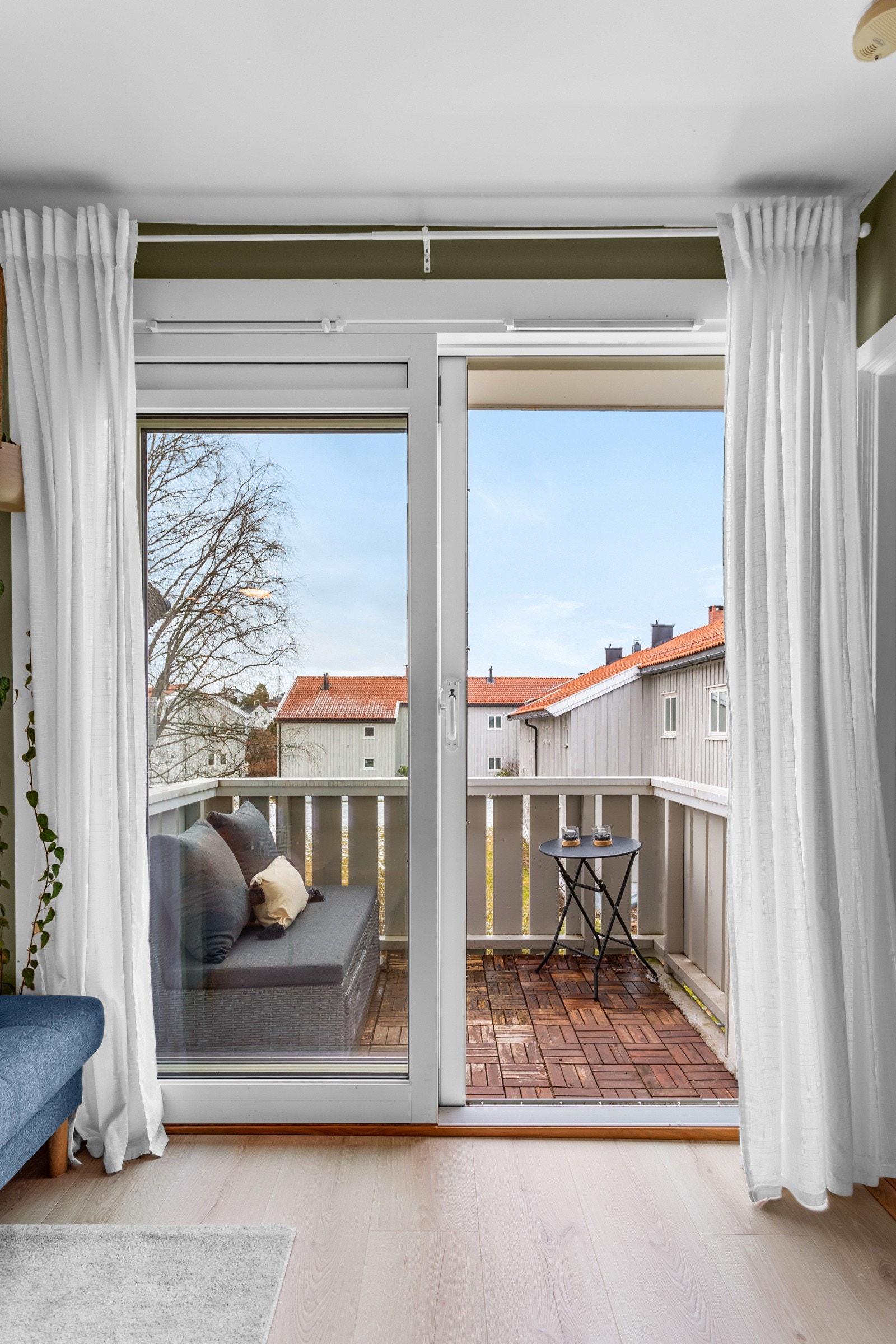 Fra stuen er det ugang til en koselig balkong. Galleribilde