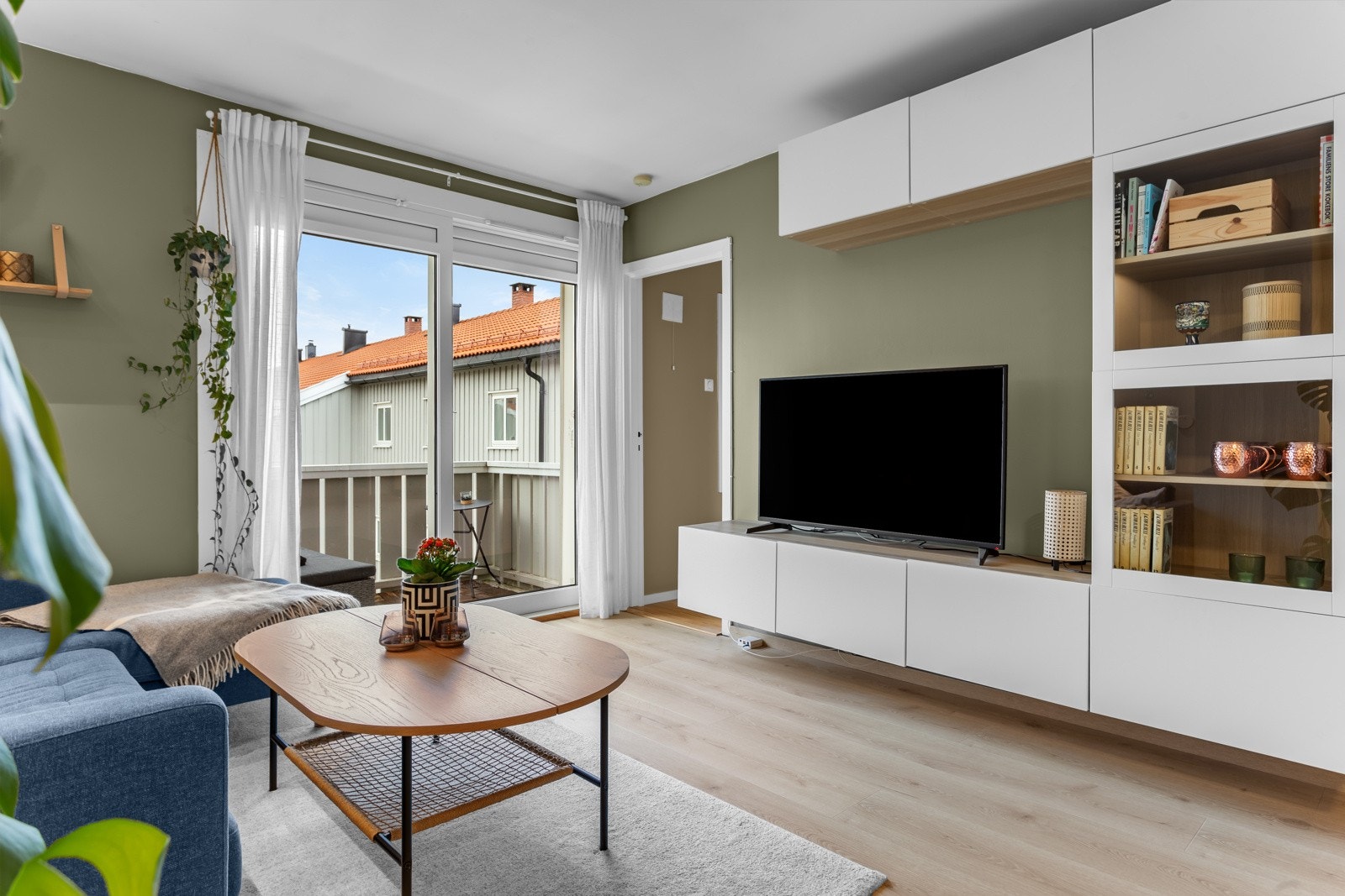 Vegghengt TV- og mediemøblement kan medfølge. Galleribilde