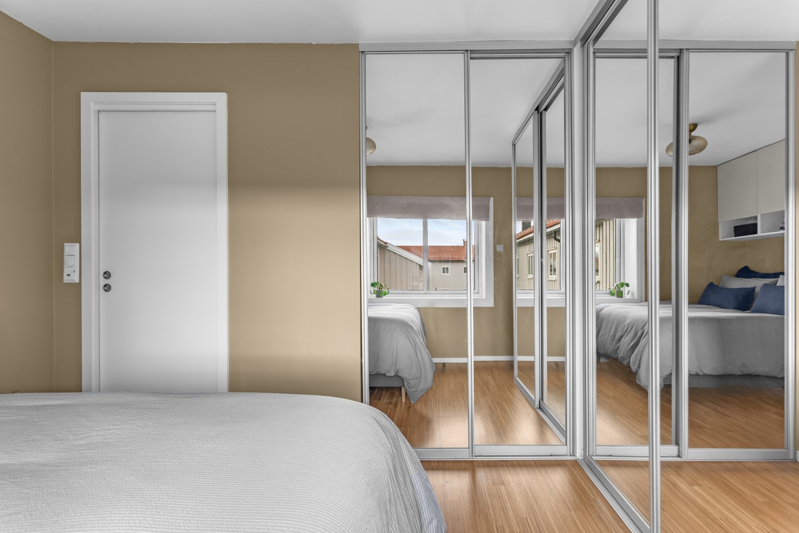 Gode oppbevaringsmuligheter i plasstilpasset skyvedørsgarderobe. Galleribilde