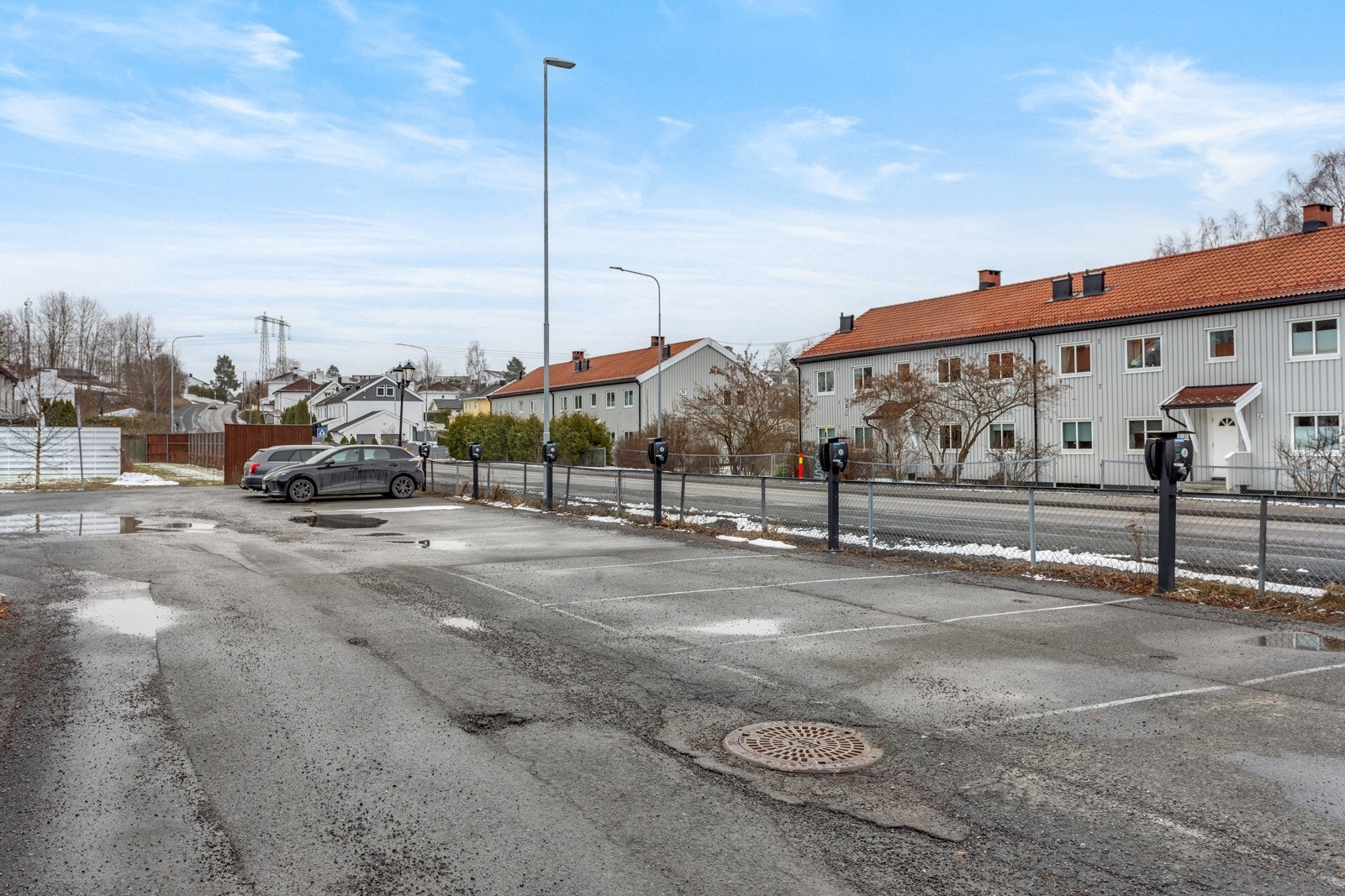 Aksjelaget har felles parkeringsplasser med 20 ladestasjoner. Mulighet for å leie garasjeplass. Galleribilde