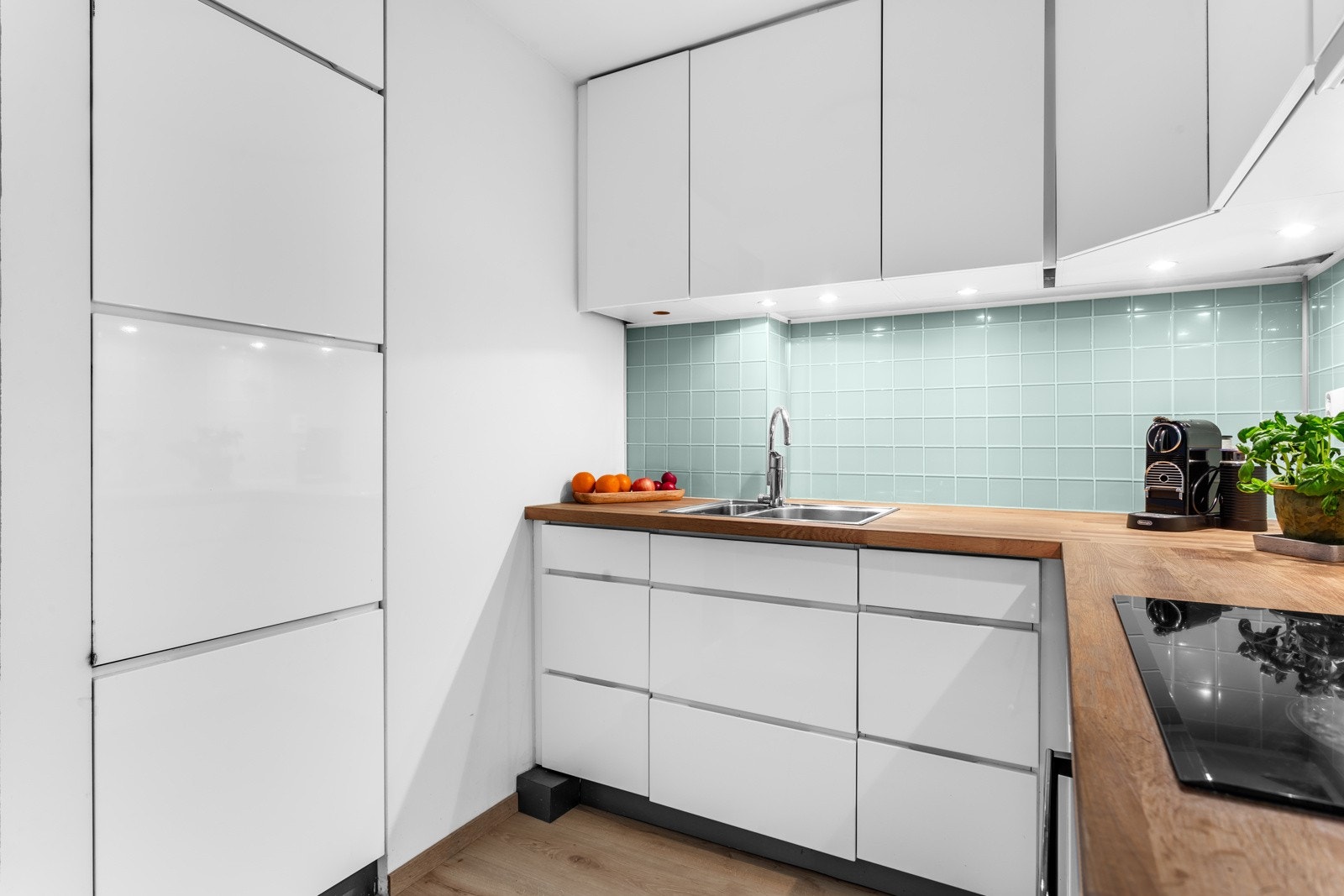 Rikelig med skap- og benkeplass. Galleribilde