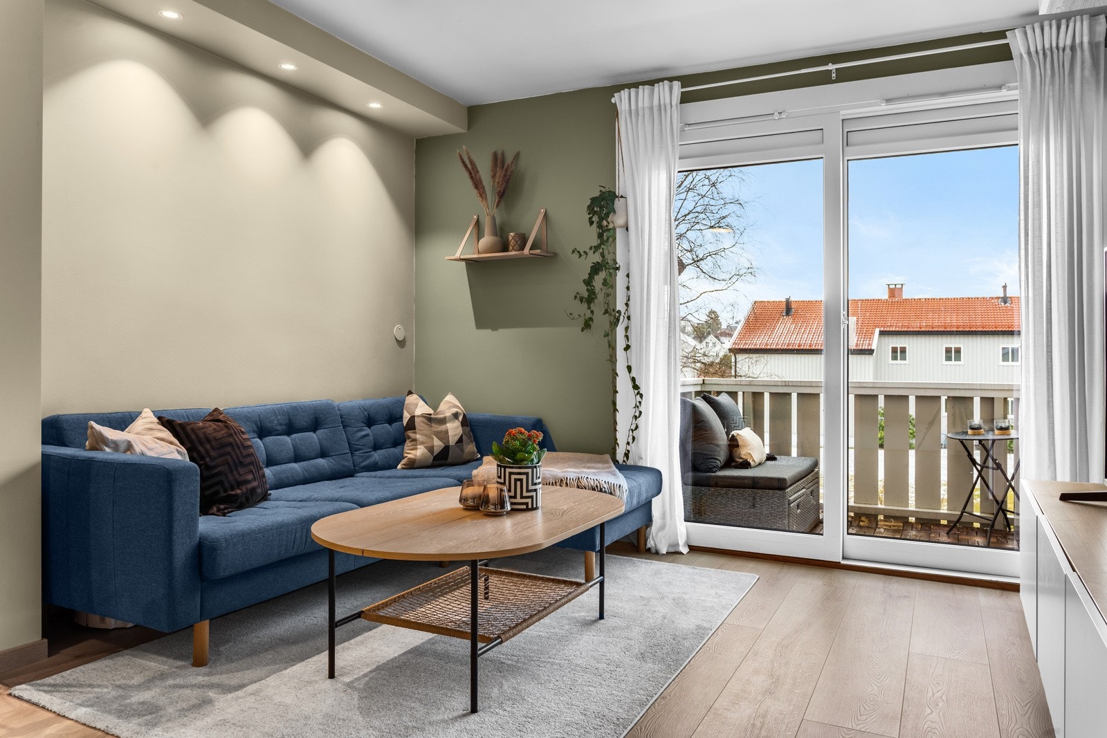 Store vindusflater i terrasse-skyvedøren gir gode lysforhold. Galleribilde