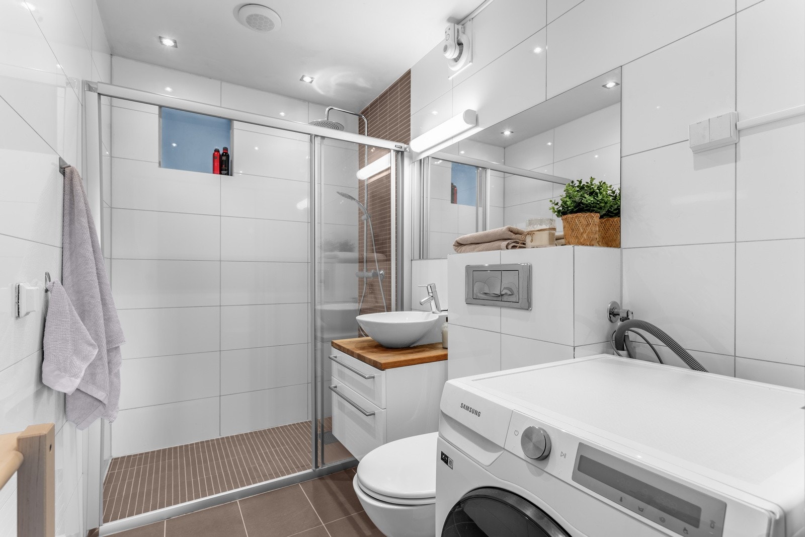 Flott baderomsinnredning og stort speil som gir en god romfølelse. Galleribilde