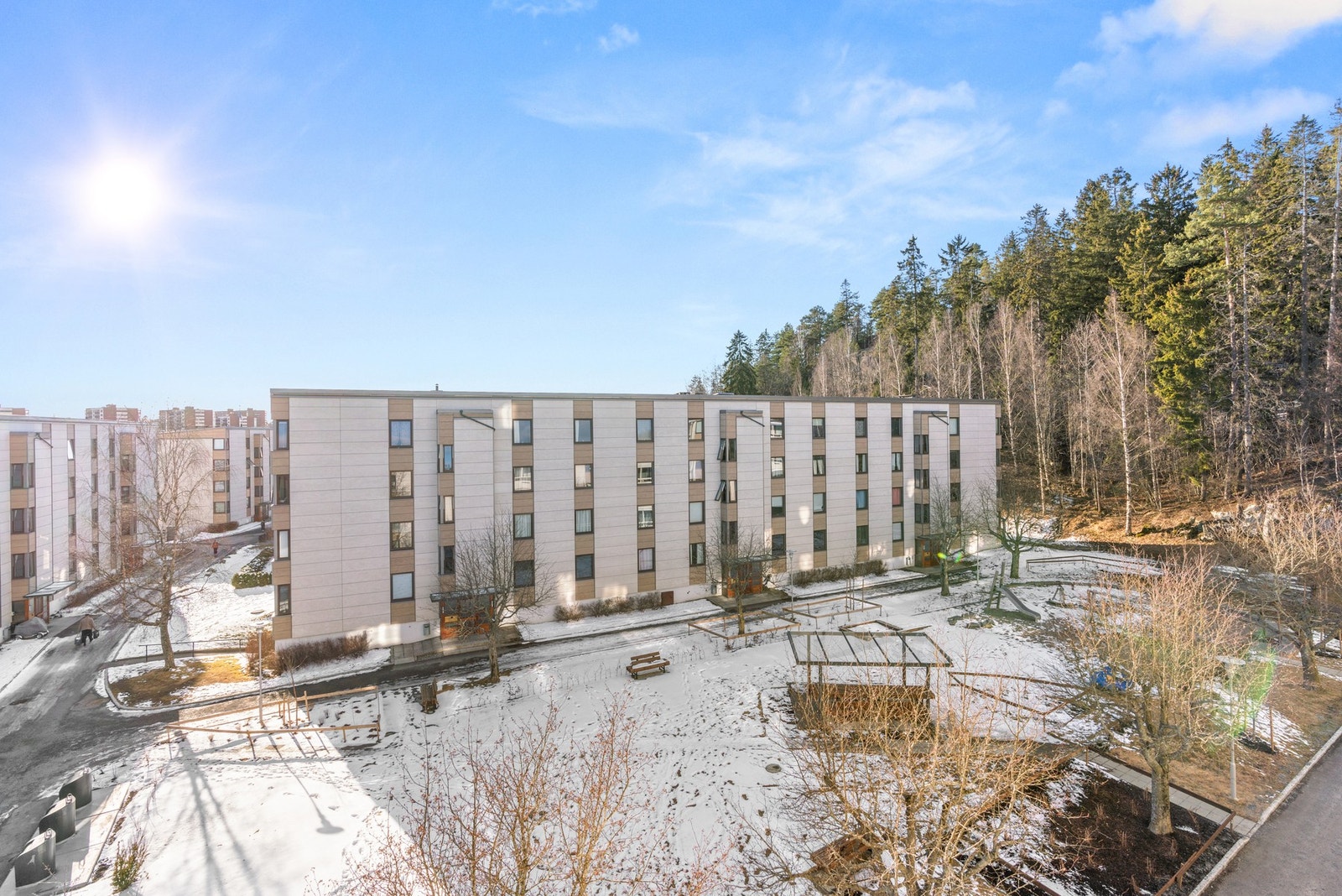 Hyggelig utsyn til borettslagets fellesområder fra balkongen Galleribilde