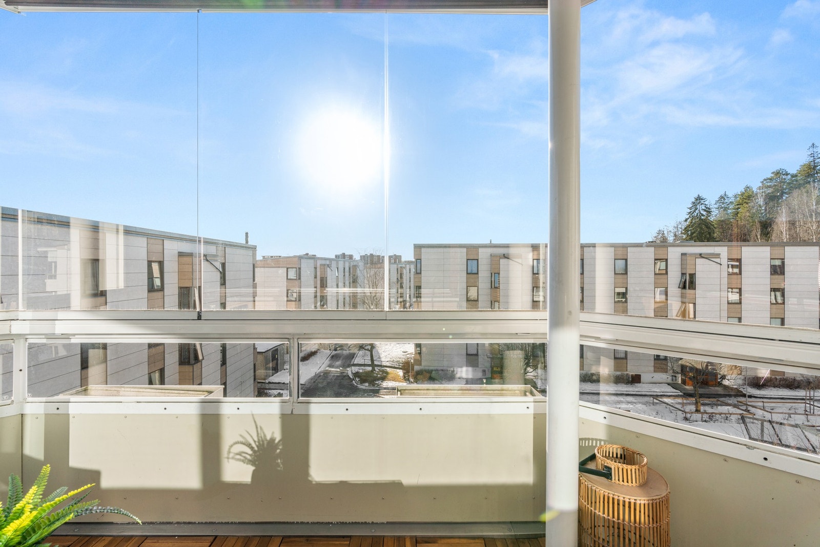 Innglasset balkong med fine solforhold Galleribilde