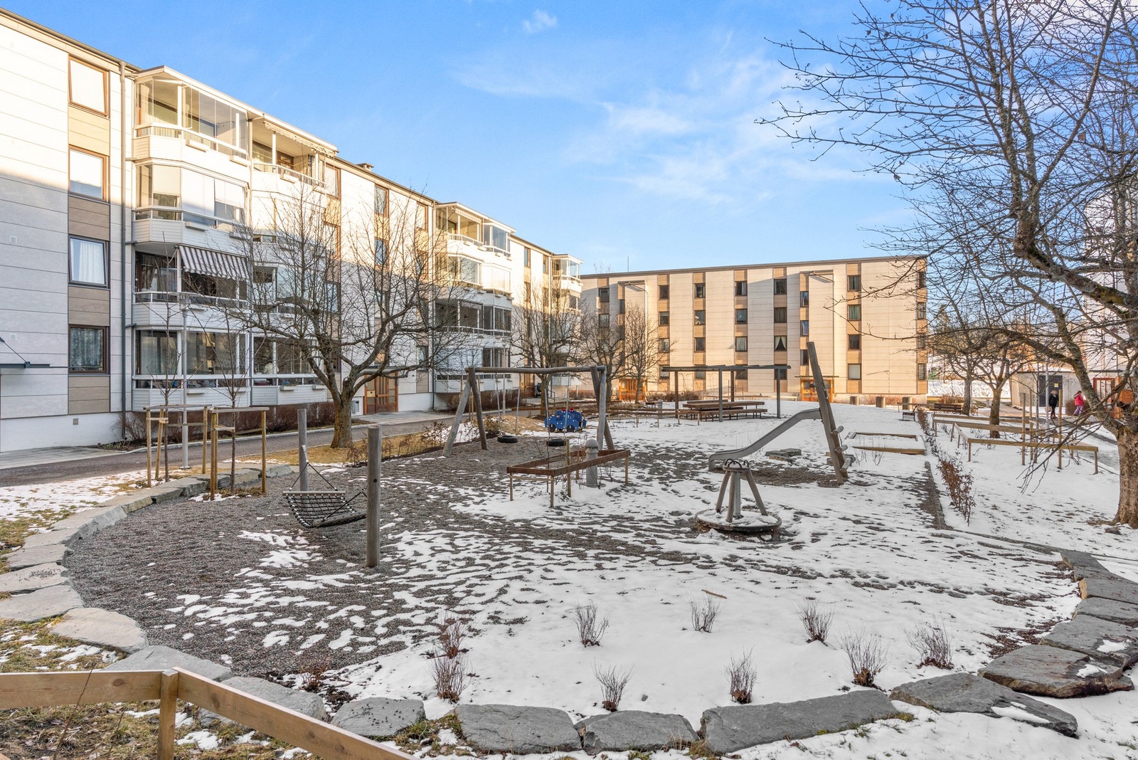 Borettslaget har nylig oppgradert uteområdene. Her finner du lekeplass, sittegrupper m.m Galleribilde