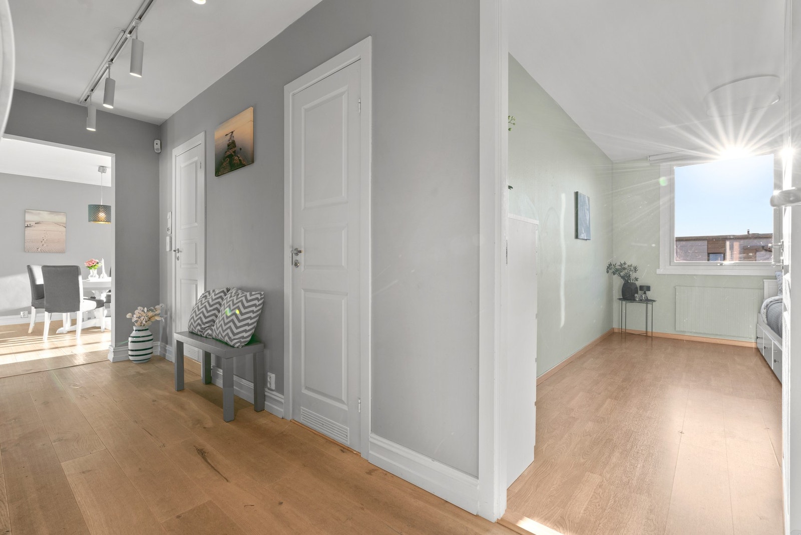 Leiligheten har en pen entré med 1-stavs parkett på gulv Galleribilde