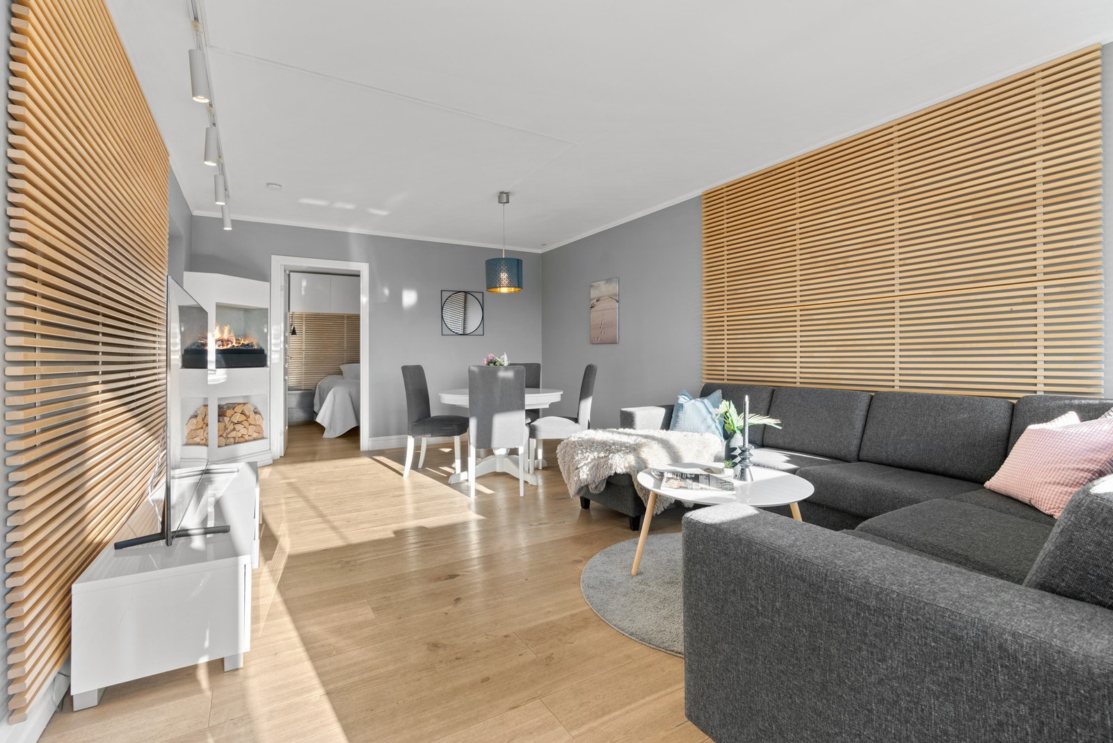 Stuen er meget romslig, og har plass for stor sofa og stort spisebord Galleribilde