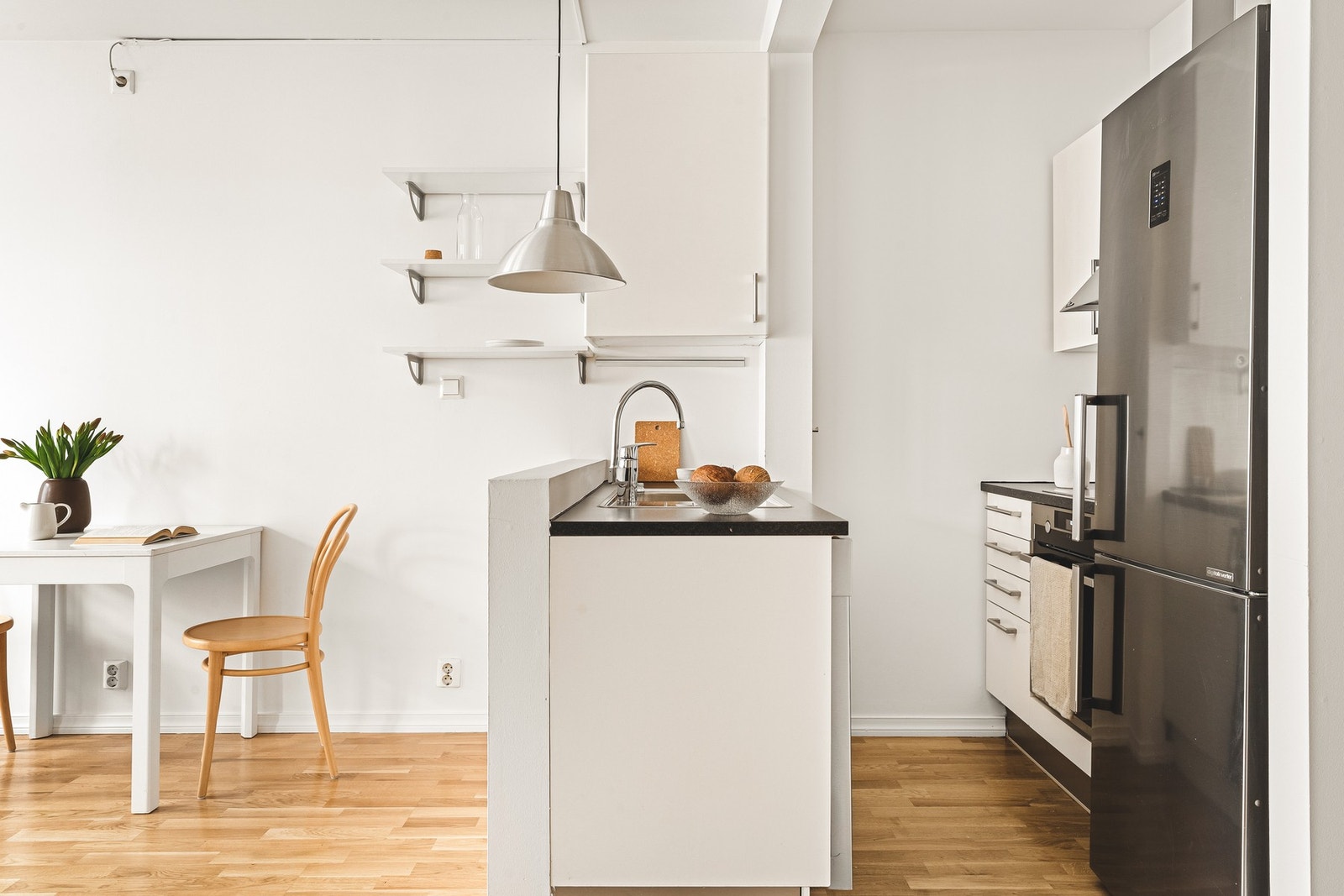 Platetopp, stekeovn, oppvaskmaskin, ventilator og kjøleskap med frys medfølger handelen. Galleribilde