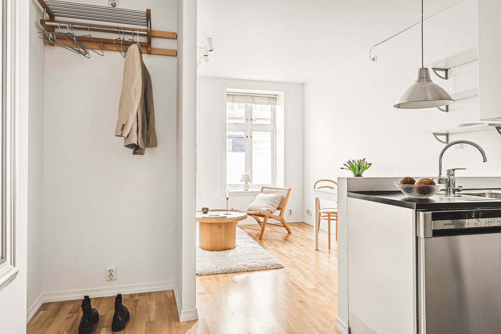Velkommen inn, det første som møter deg etter entréen er stue med åpen kjøkkenløsning. Galleribilde