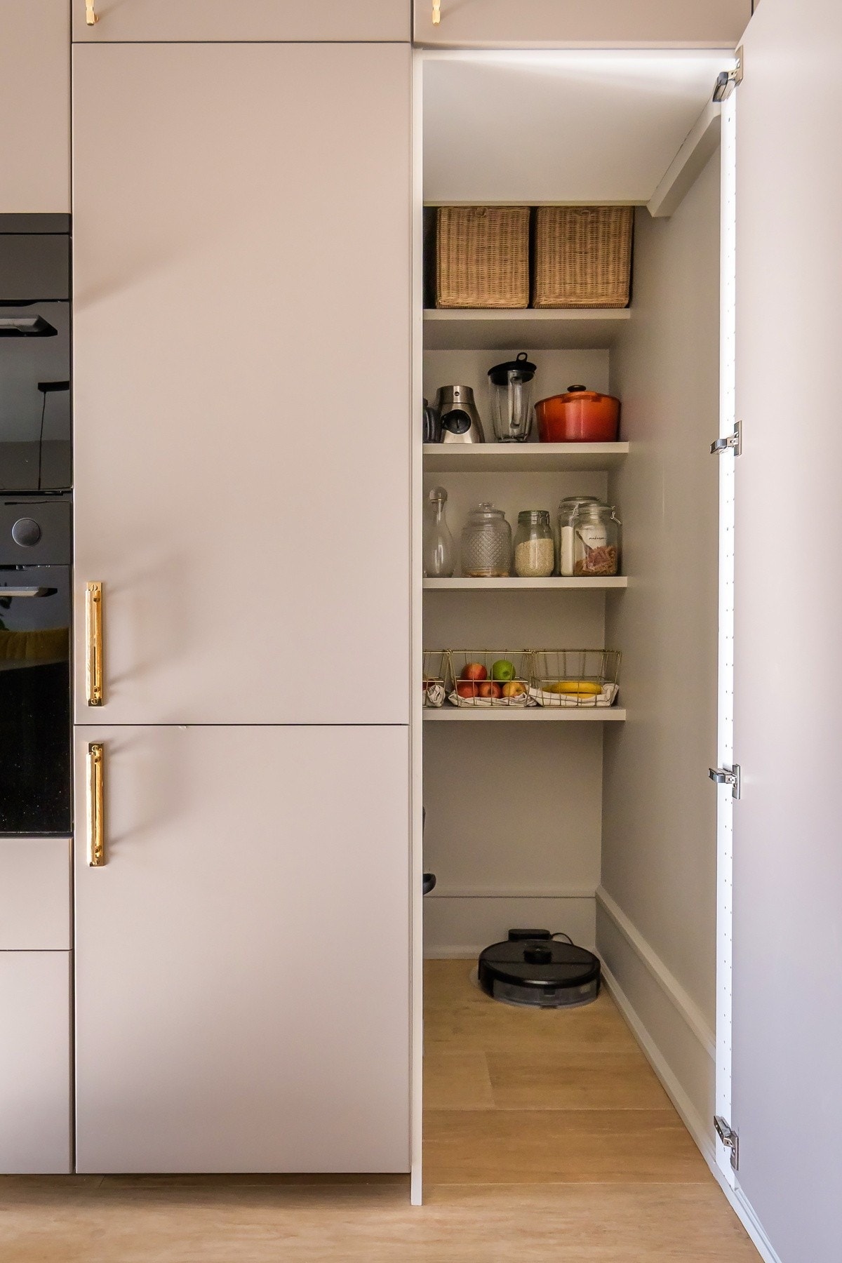 Den integrerte skapløsningen skjuler et romslig spiskammers, som gir en smart og lett tilgjengelig oppbevaringsplass. Galleribilde