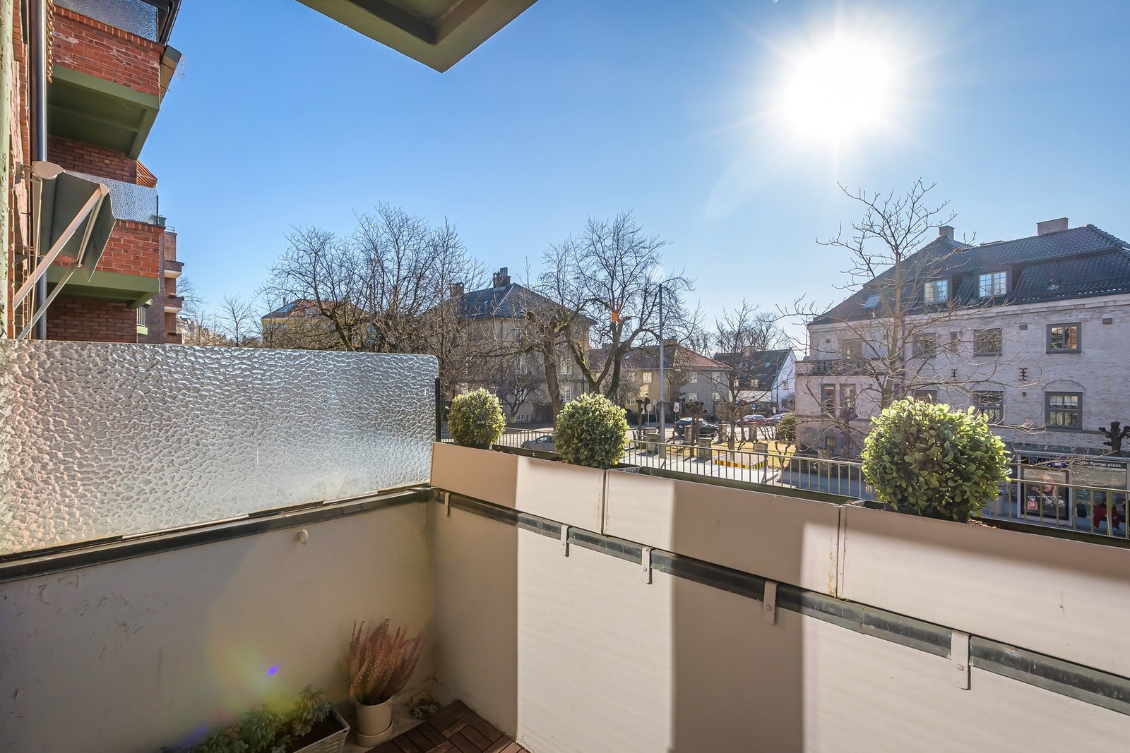 Terrassen ligger skjermet til, med frostet glass som gir en følelse av privatliv, samtidig som den har utsikt mot grønne omgivelser. Galleribilde