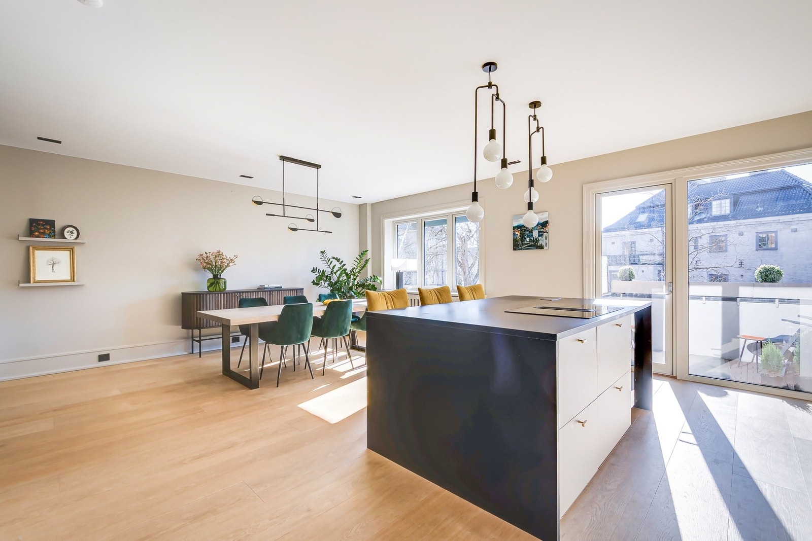 Her får du en stue med gjennomført design og en innbydende atmosfære som gjør at du alltid vil glede deg til å komme hjem. Galleribilde