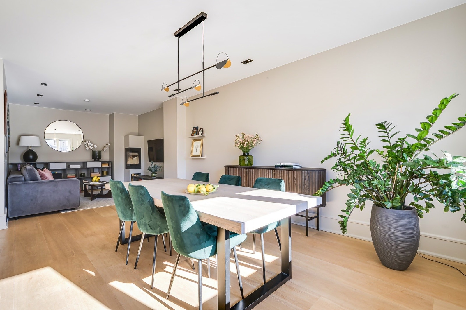 Den åpne planløsningen gir en sømløs overgang fra sofakroken til spiseområdet. Galleribilde