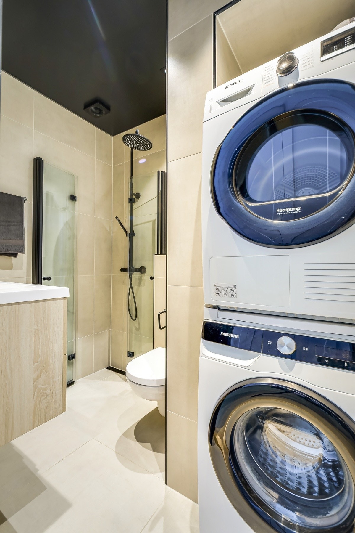 Gjestebadet har et moderne og delikat uttrykk med lyse fliser, kontrasterende sorte detaljer og smarte løsninger. Galleribilde