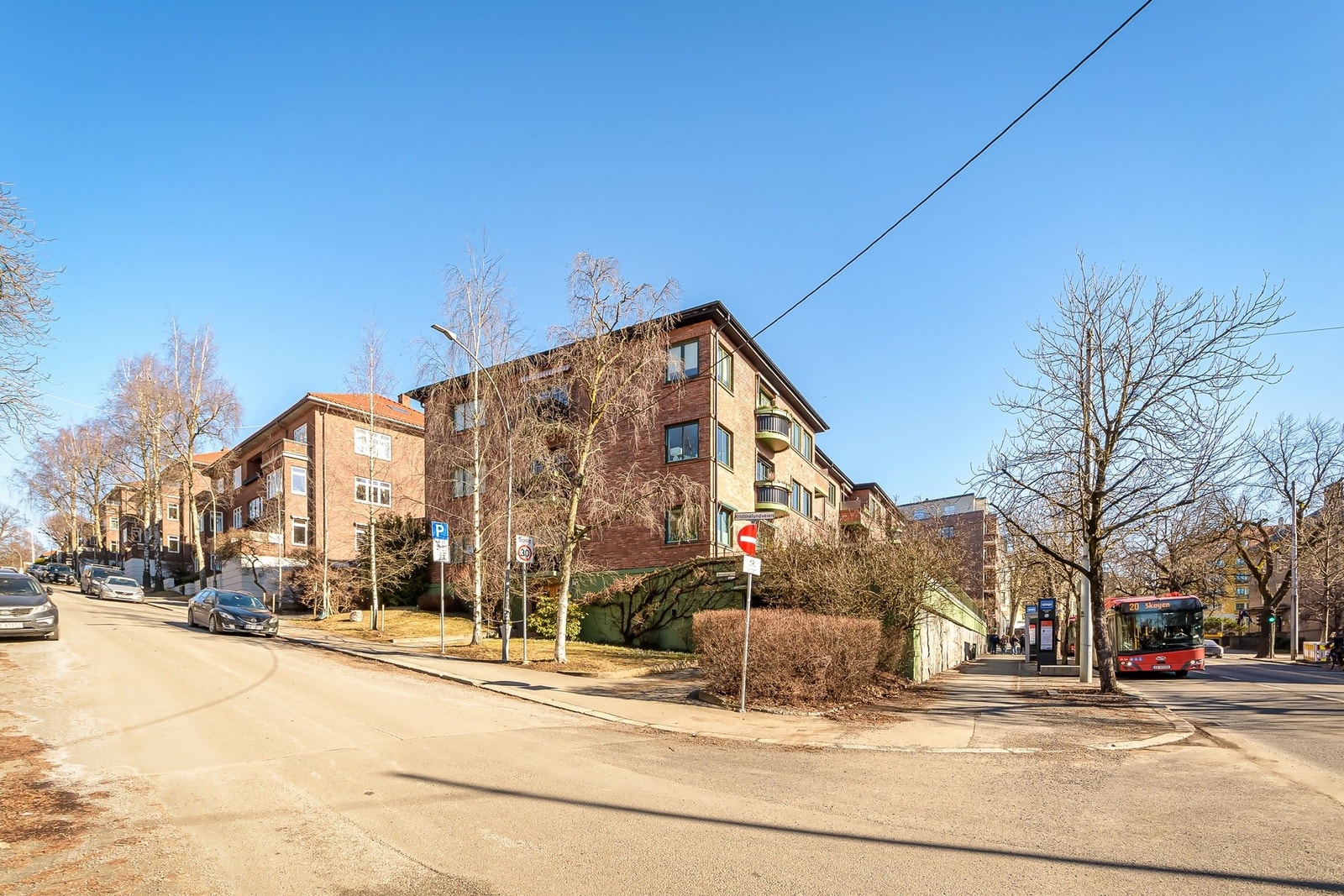 Leiligheten har en første klasses beliggenhet på Frogner med nærhet til eksklusive butikker, koselige kaféer, restauranter og grønne parker. Offentlig transport i nærheten gir enkel adkomst til resten av byen. Galleribilde